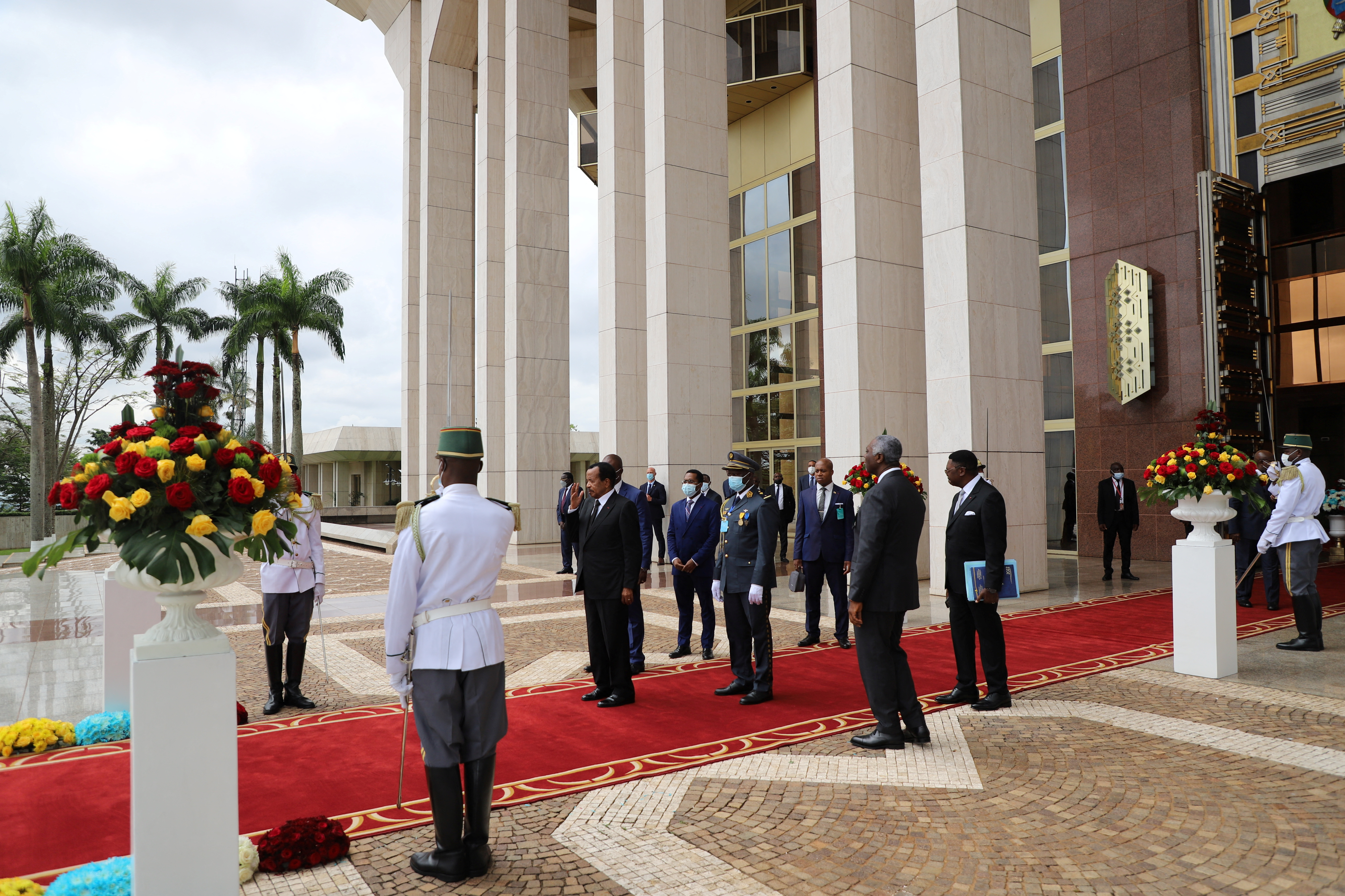 El presidente de Camerún, Paul Biya, espera para recibir a su homólogo francés, Emmanuel Macron, en el palacio presidencial de Yaoundé, Camerún, el 26 de julio de 2022. REUTERS/Desire Danga Essigue.