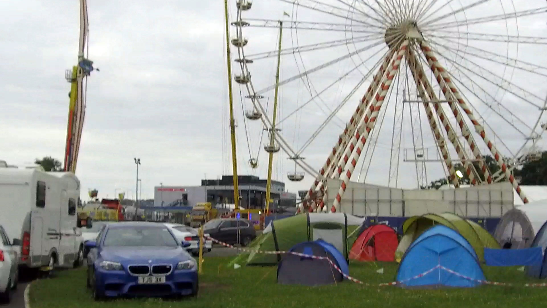 El público se aloja en las inmediaciones del circuito. En la imagen, el parque de diversiones (Diego Zorrero)