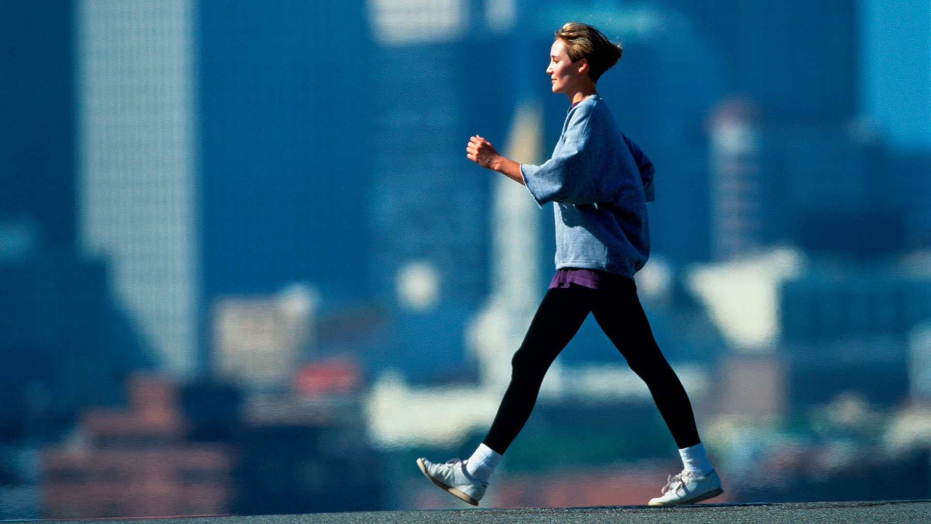 Un estudio de la Universidad de Sydney encontró que las personas que pueden caminar a un ritmo rápido 3 o 4 millas, es decir entre unos 4,8 y 6,4 kilómetros tienen un riesgo 24% menor de mortalidad por todas las causas en comparación con aquellas que caminan a un ritmo lento   (Getty Images)