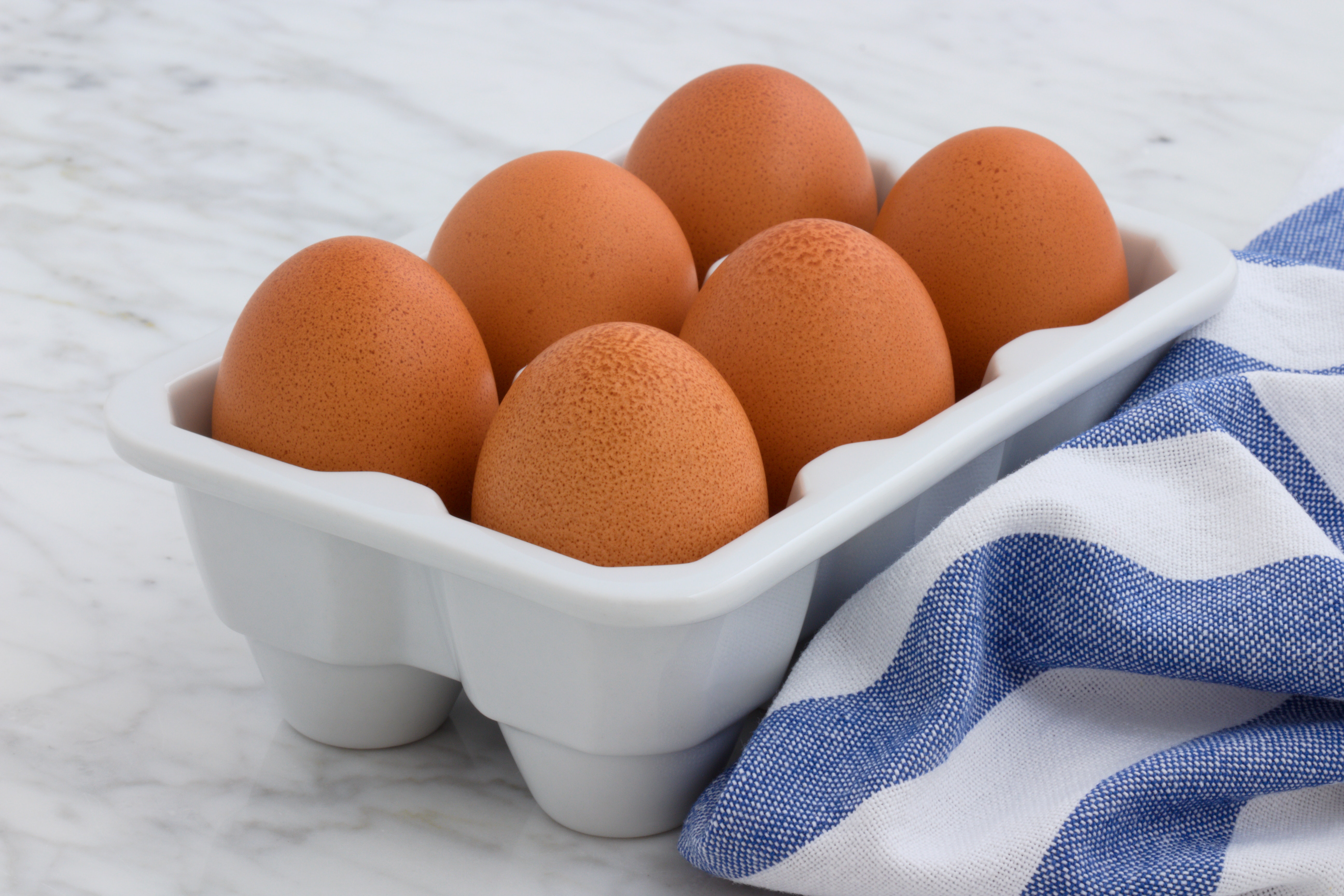 Los huevos deben guardarse en un envase con tapa en la heladera y lavarse solo un poco en el momento de consumir (Pexels)
