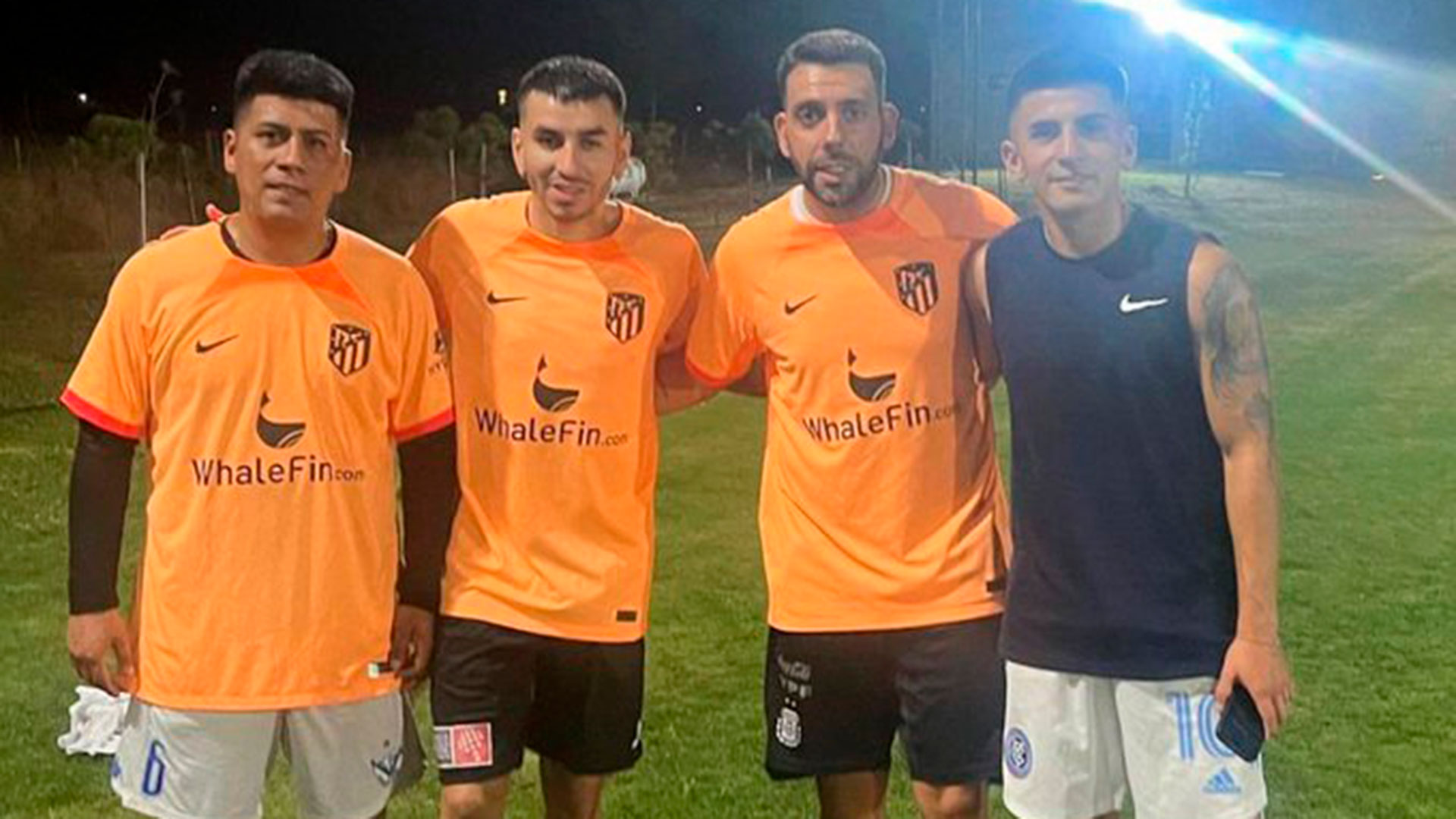 Thiago Almada, junto a su padre y Ángel Correa, en un picadito de fútbol que se hizo en Cañuelas, previo al llamado de Lionel Scaloni