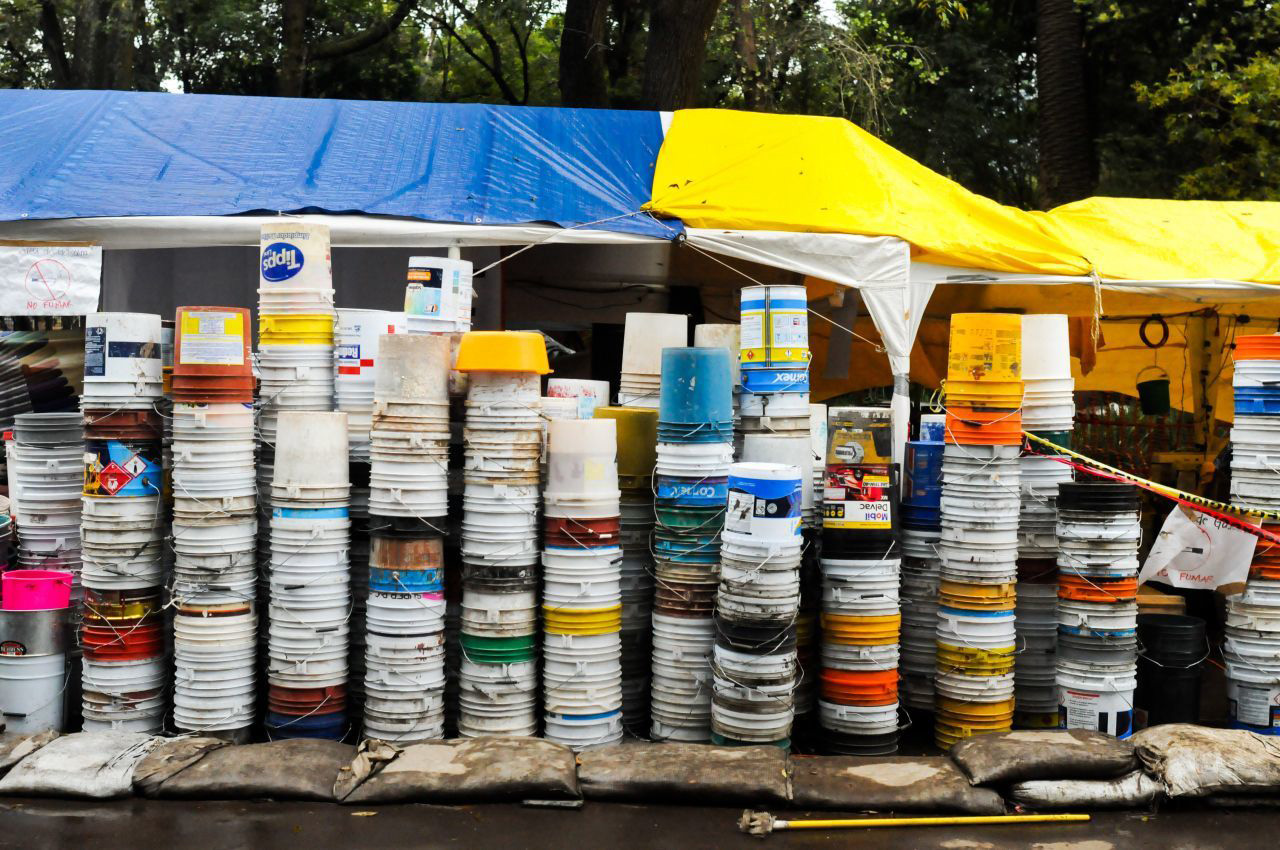 Cubetas con las que sacaron toneladas de escombros en los edificios colapsados de las colonias Roma y Condesa se observan en el Parque España de la colonia Condesa (Foto: Cuartoscuro)