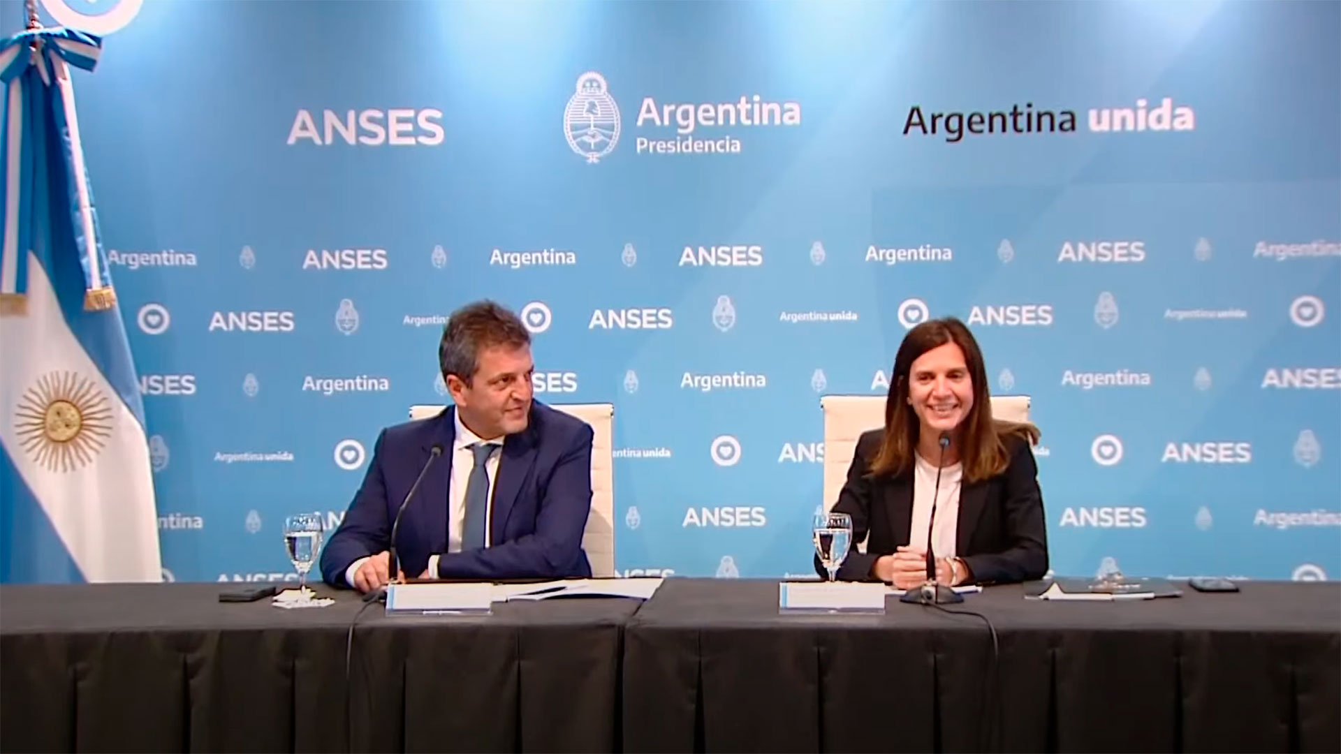 El ministro de Economía, Sergio Massa, y la titular de la Anses, Fernanda Raverta, en el anuncio del aumento previsional