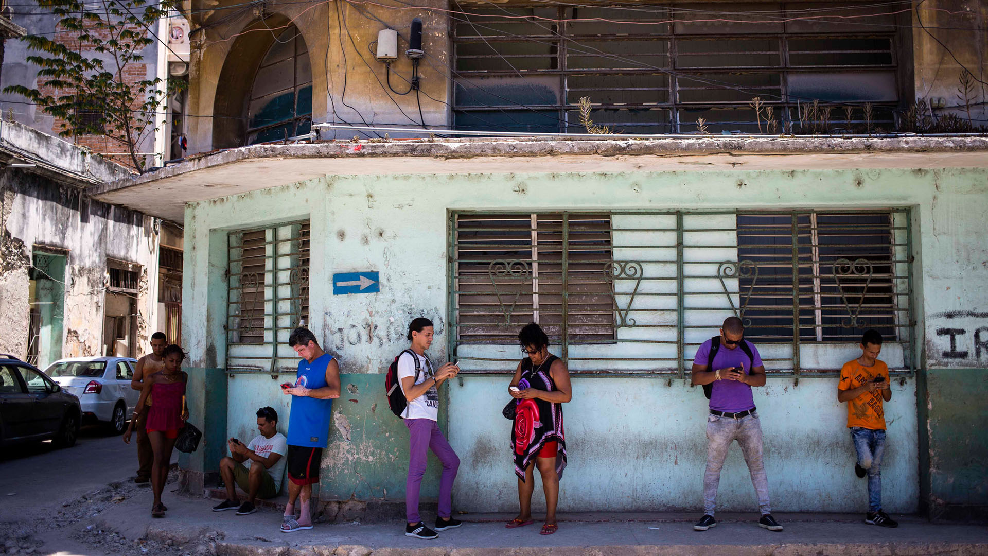 Usuarios de celulares utilizaban sus dispositivos en La Habana, el año pasado (Foto: AP)