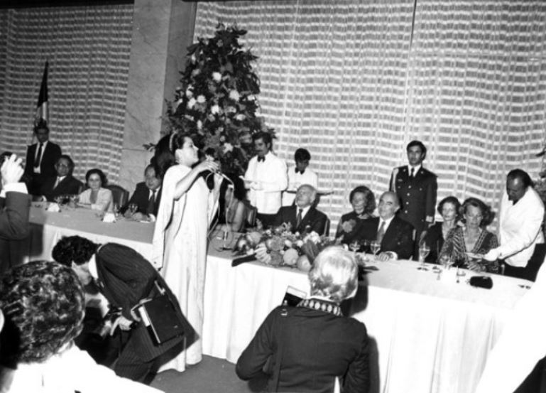 María cantando frente al entonces Presidente de la República Federal Alemana y José López Portillo (Foto: INAH)