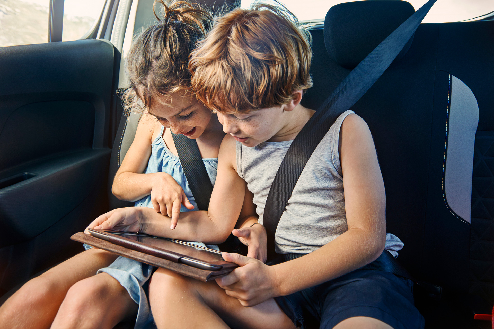 Los dispositivos electrónicos suelen ser el primer recurso, pero más allá de disputarlos o compartirlos, a muchos chicos les causan mareos en la ruta