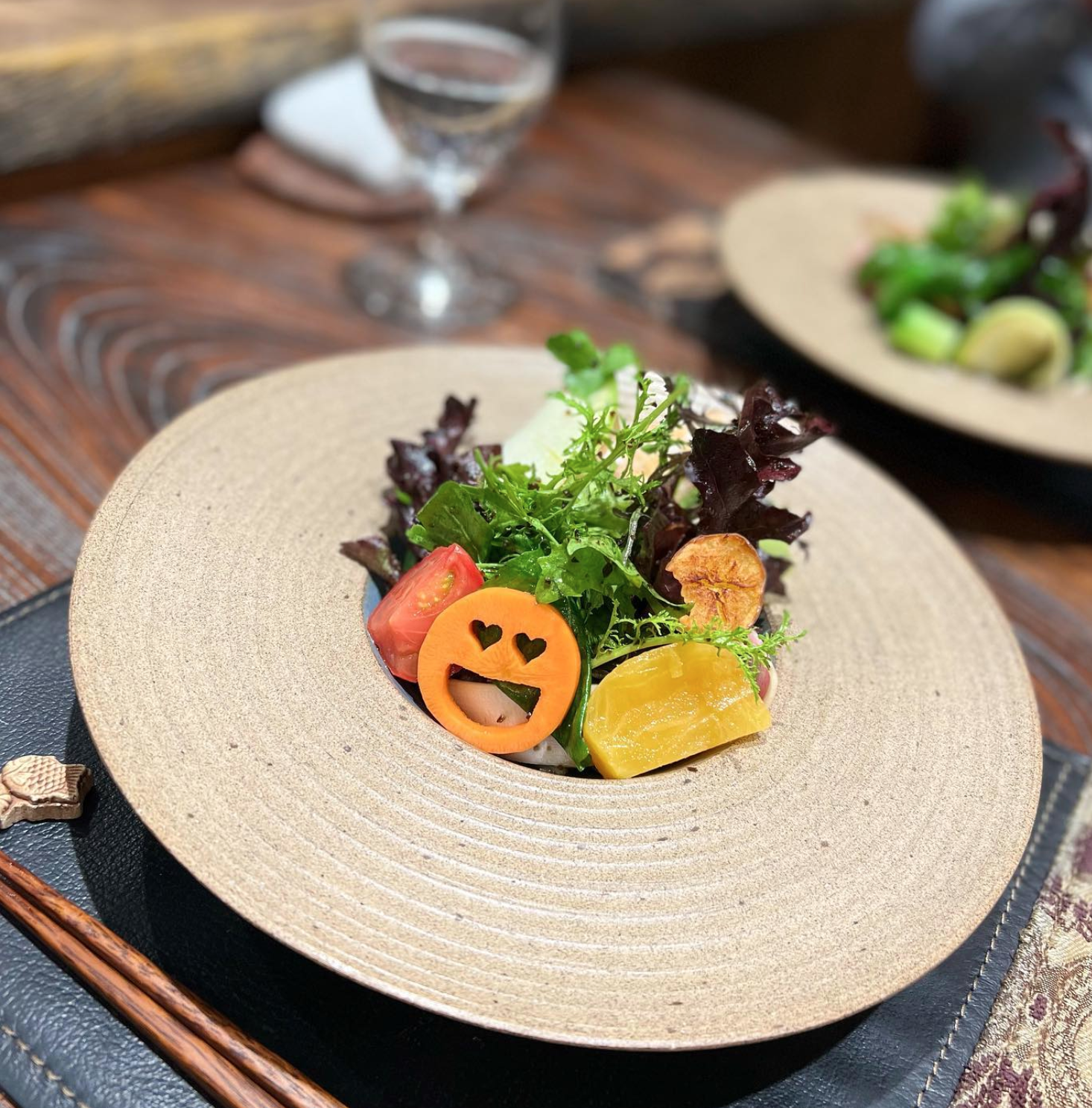 El plato de ensalada de Den está compuesto por más de 20 ingredientes preparados de diferentes maneras, cubierto con una rodaja de zanahoria con una cara sonriente tallada (Instagram)