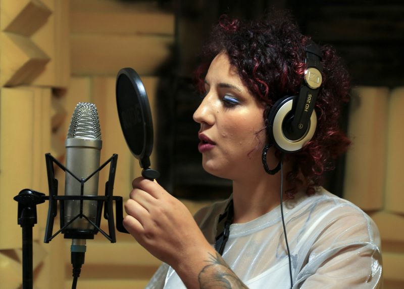 La rapera marroquí Houda Abouz, conocida con el nombre artístico de "Khtek", graba una canción en un estudio en Rabat, Marruecos. 20 julio 2020. REUTERS/Shereen Talaat