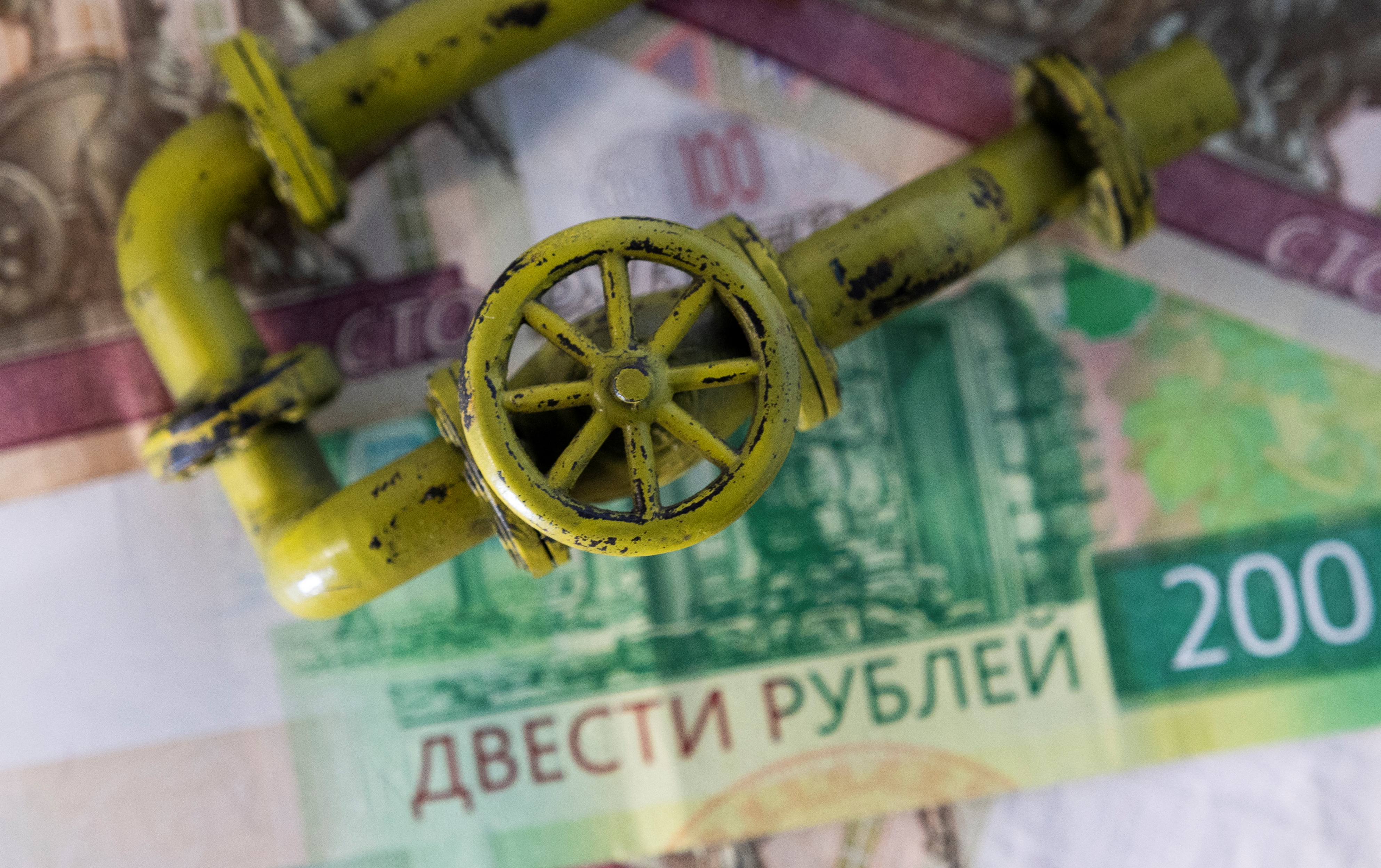 El gas pagado con rublos es una de las exigencias de Putin para no cortar el suministro (REUTERS/Dado Ruvic/Illustration)