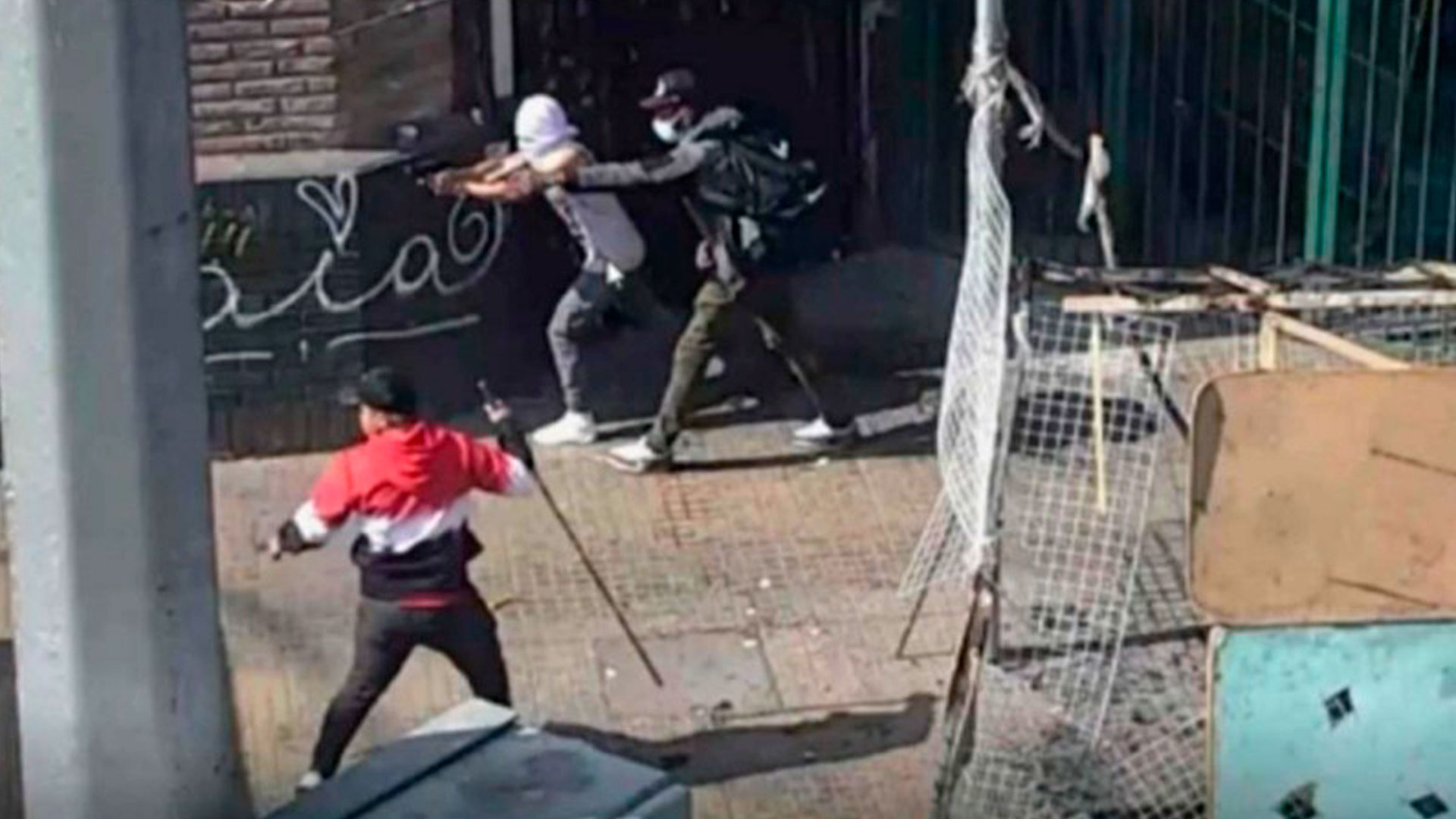 Imágenes del Poder Judicial de Chile que muestran a delincuentes del Barrio Meiggs disparando en contra de manifestantes durante el 1 de mayo.