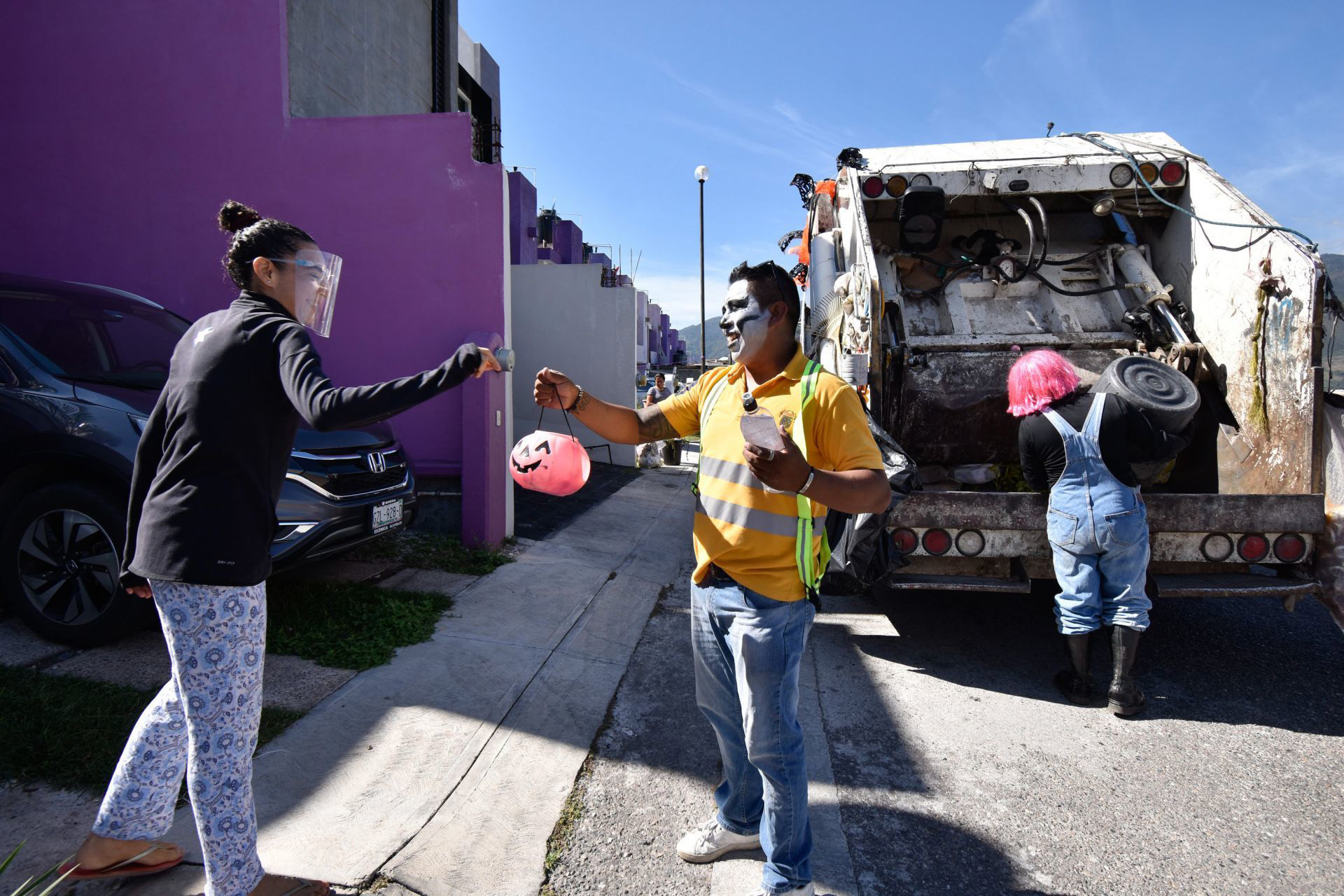 Los trabajadores de recolección de basura del camión