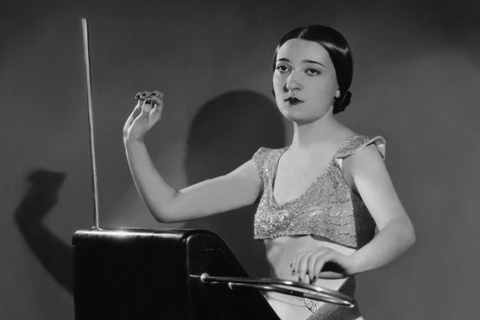 Clara Rockmore, una de las primeras maestras del theremin.