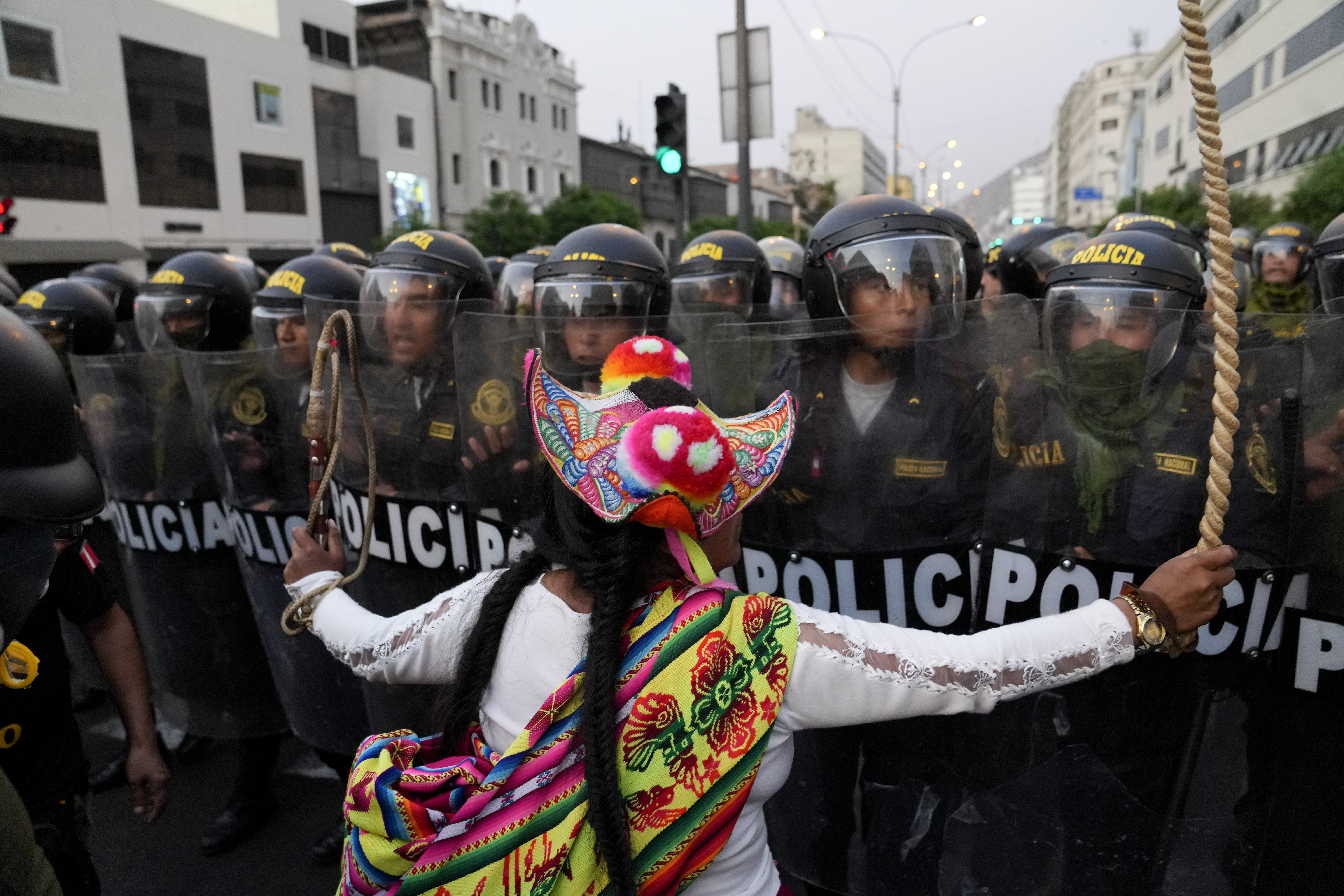 Los manifestantes piden la renuncia de la presidenta Dina Boluarte, el cierre del Congreso y la instalación de una Asamblea Constituyente como solución a la crisis social y política del Perú.