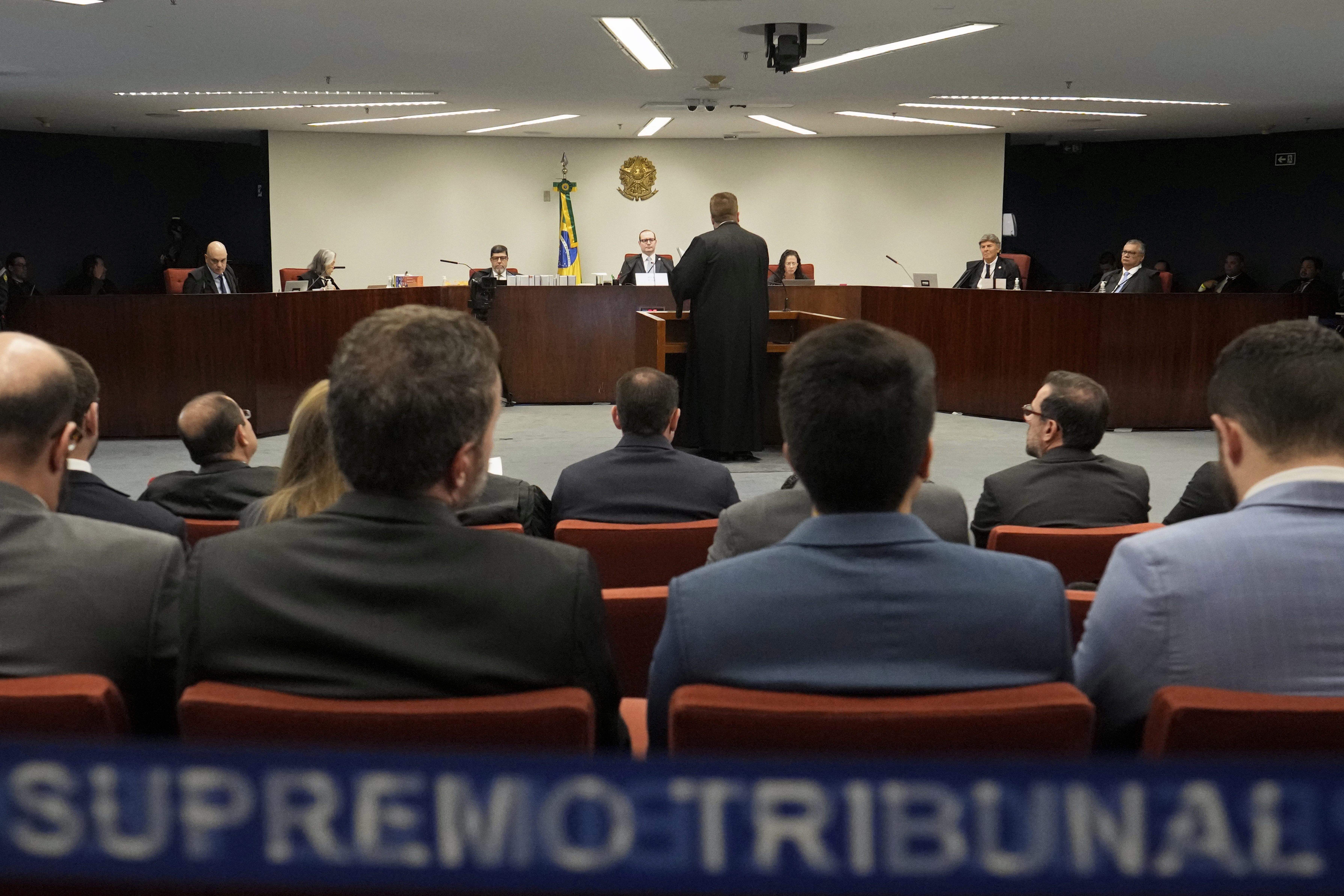 Denuncian que apuntan con láser a los aviones cuando aterrizan en el Aeropuerto Internacional de Ezeiza