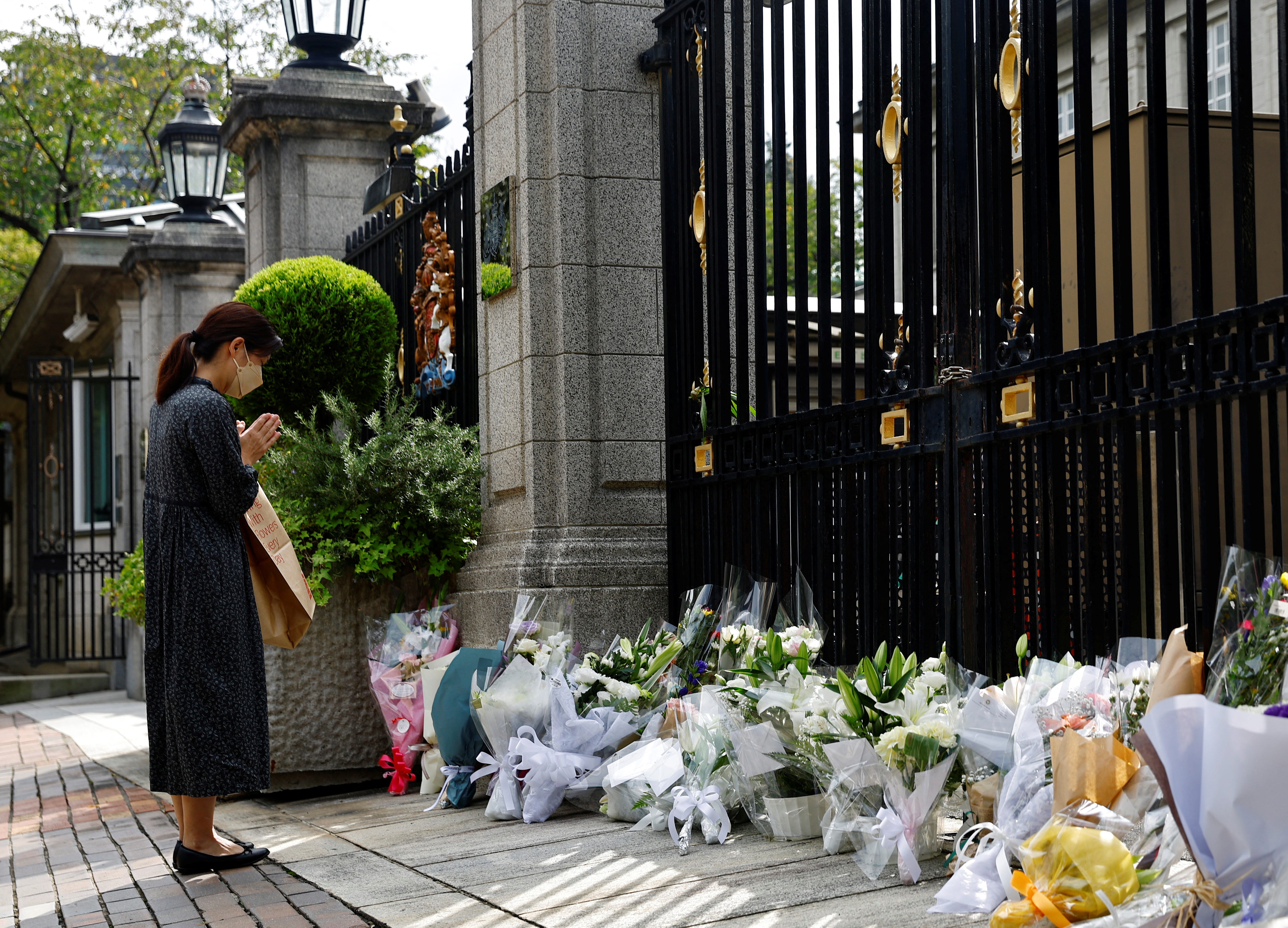 Seguidores dejaron flores en la embajada británica en Tokio, Japón