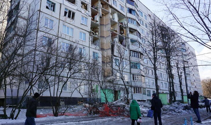 Un edificio residencial alcanzado por cohetes en Jarkov (REUTERS/Vitaliy Gnidyi)