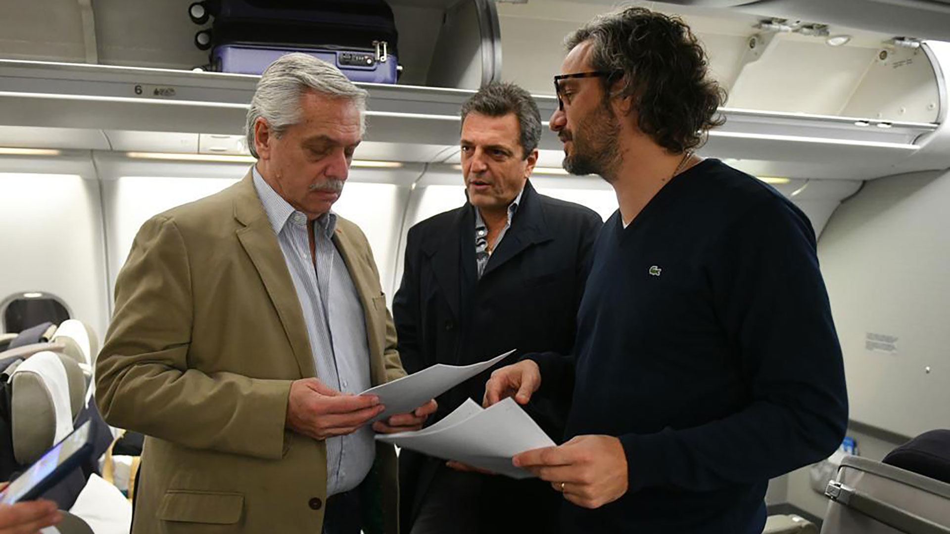 El Presidente, a bordo del avión que lo lleva a Alemania, junto a Sergio Massa y Santiago Cafiero