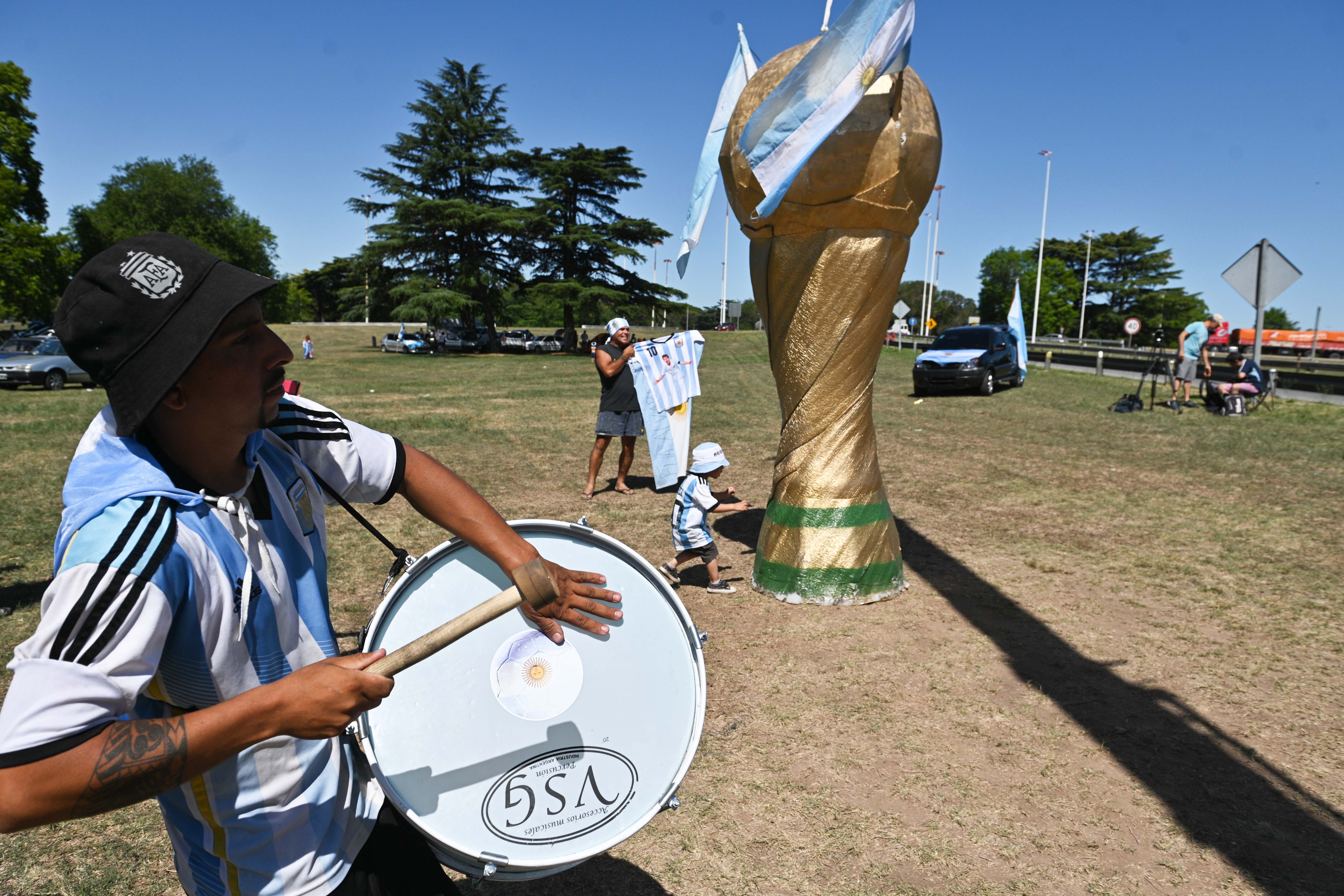 Los fanáticos de la Scaloneta llevaron al predio de la AFA una Copa del Mundo de tres metros de altura y 180 kilos de peso