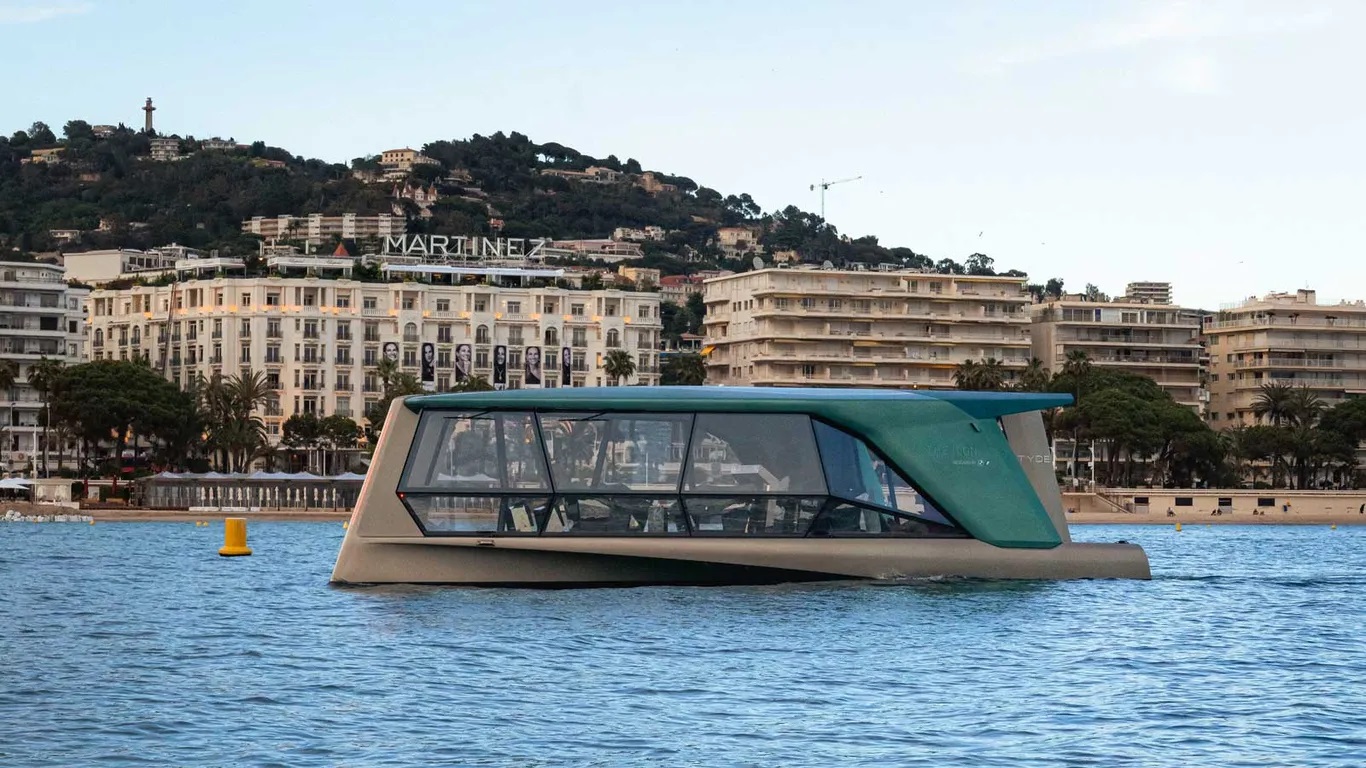 Paseando su elegante perfil por la Costa Azul, este yate eléctrico trae una propuesta integral para la interacción del hombre y el mar