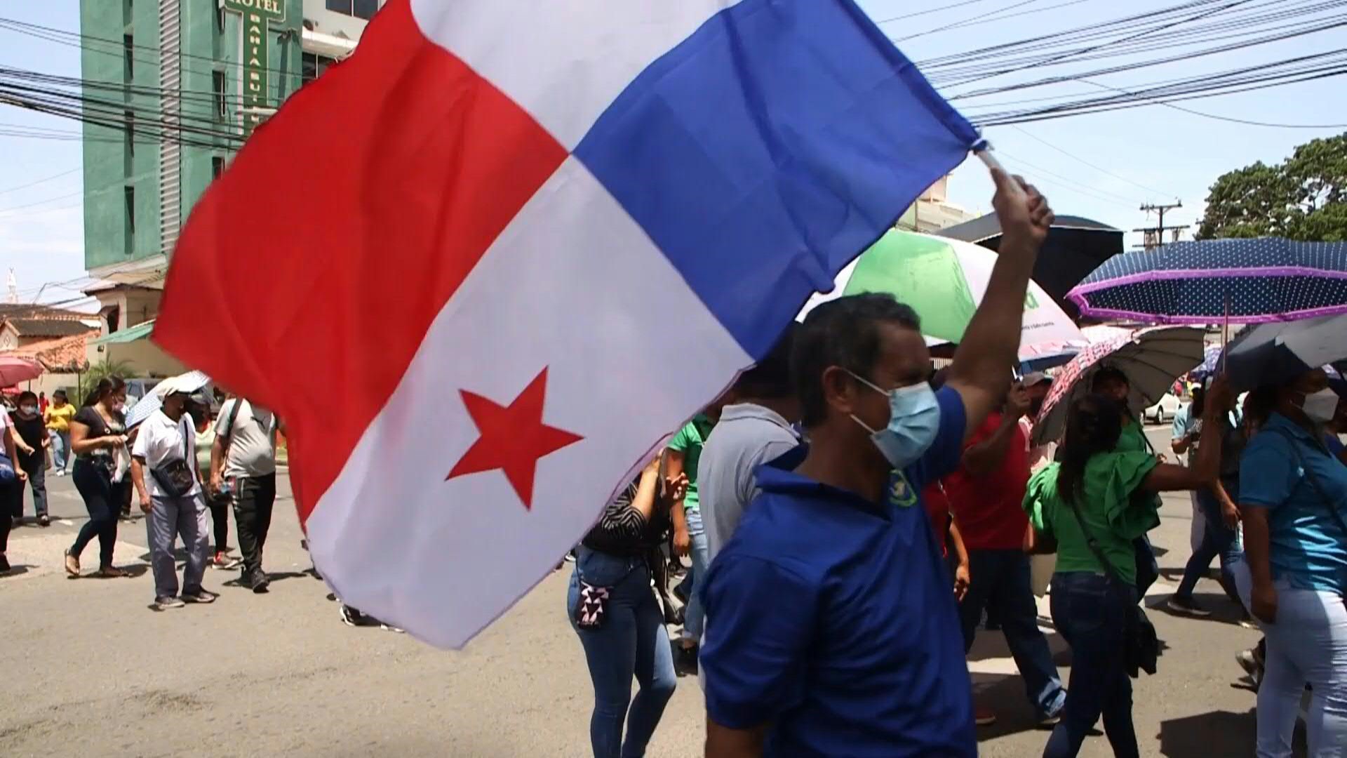 El gobierno de Panamá y organizaciones populares preparaban el martes una nueva ronda de conversaciones para poner fin a las protestas por el incremento del costo de la vida, en medio de choques entre manifestantes y policías.