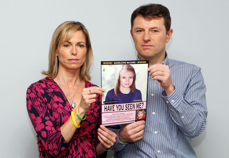 Kate y Gerry McCann posan con una imagen generada por computadora de cómo se vería su hija desaparecida Madeleine ahora, durante una conferencia de prensa en Londres, Reino Unido, realizada el 2 de mayo de 2012 (REUTERS/Andrew Winning)