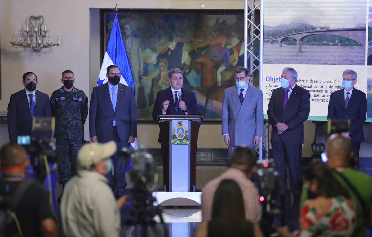 El presidente Juan Orlando Hernández de Honduras presentó el 13 de octubre en la Casa Presidencial en Tegucigalpa un decreto ejecutivo que reitera la soberanía hondureña en Isla Conejo.
