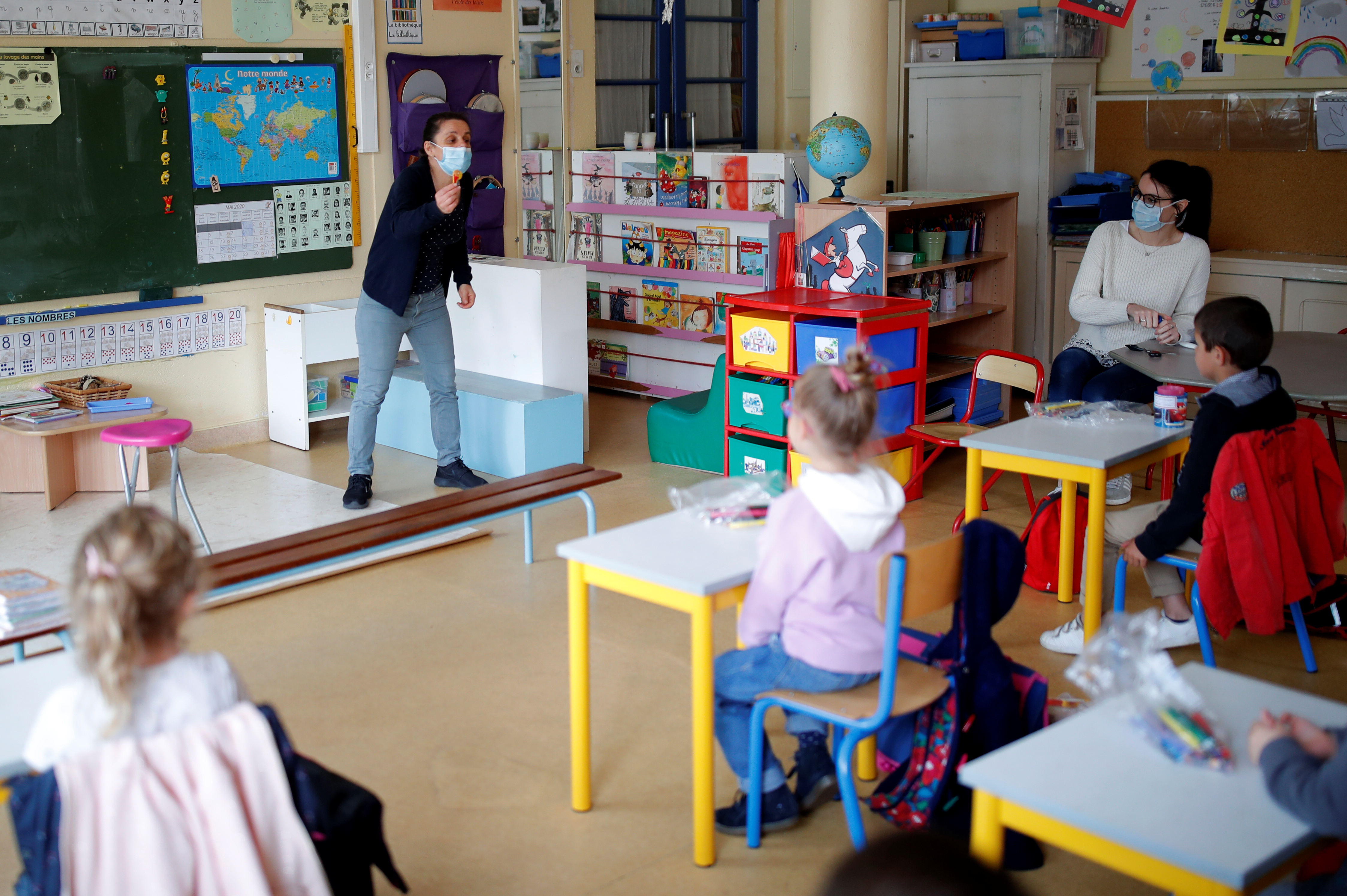 El debate sobre la reapertura de instituciones educativas se da en todo el mundo luego del cierre masivo por la pandemia de coronavirus. En la foto una escuela en Nantes, Francia (Reuters)