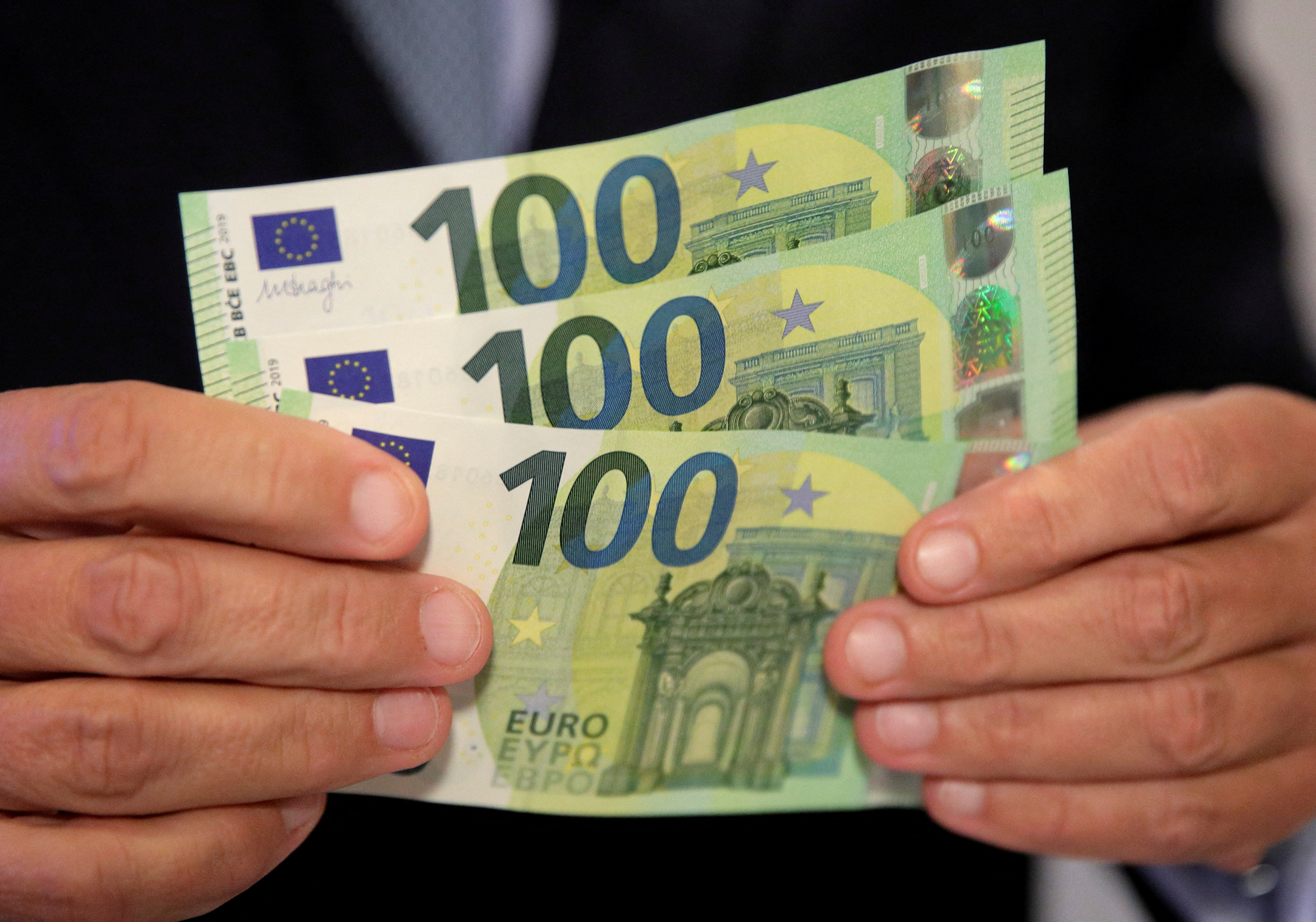 Un funcionario del banco central austriaco muestra unos billetes de 100 euros en Viena (REUTERS/Heinz-Peter Bader/archivo)