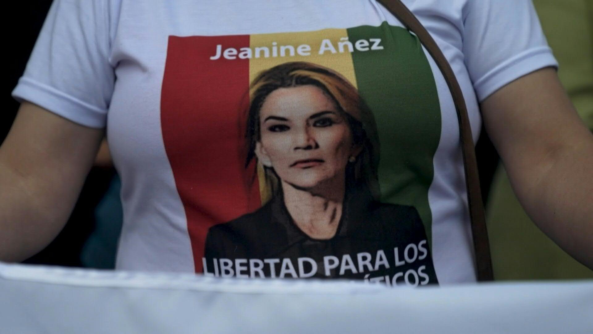 Protesta en Bolivia contra condena a expresidenta Jeanine Áñez. AFP