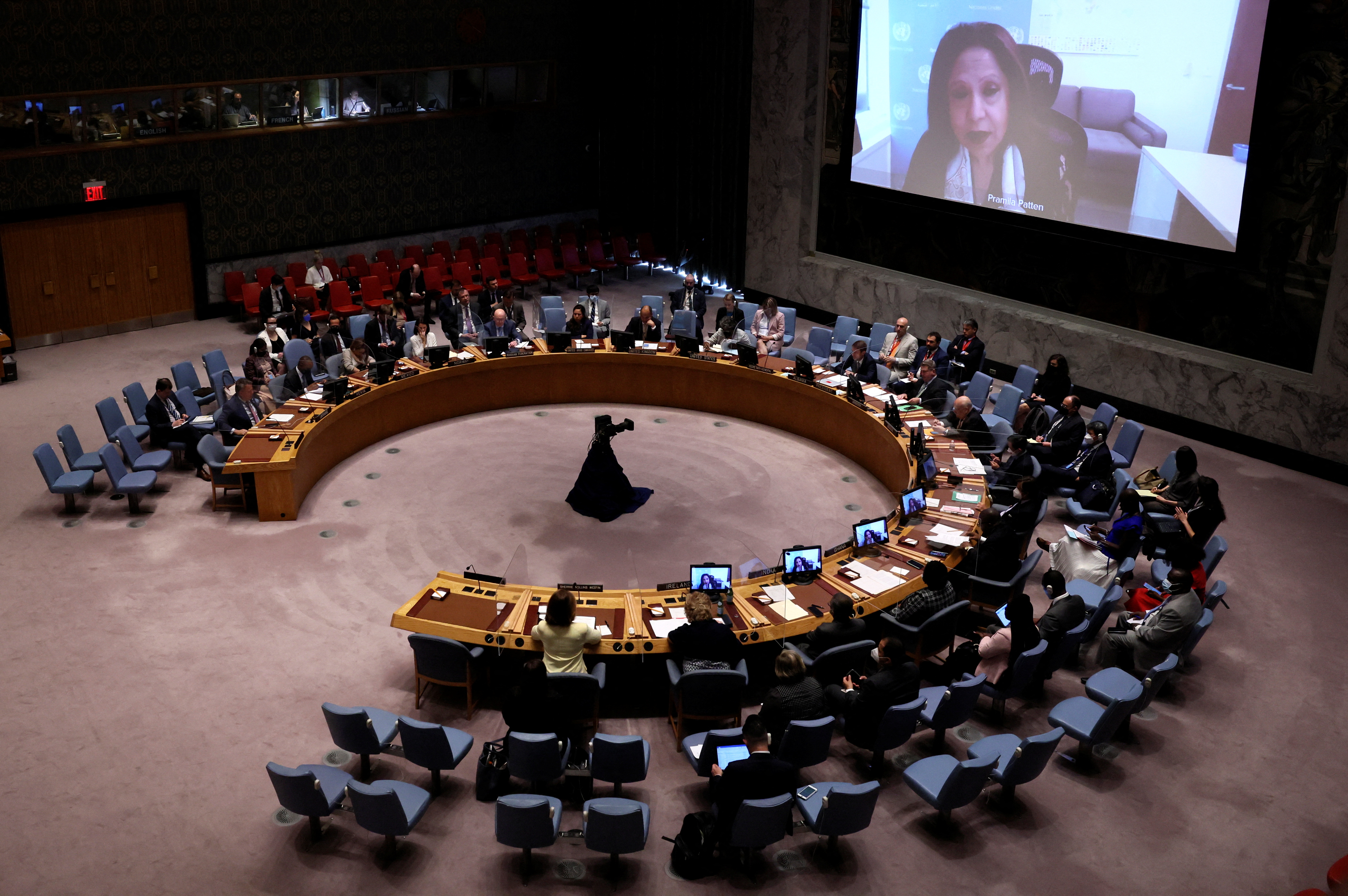 La representante especial sobre la violencia sexual en los conflictos, Pramila Patten, aparece en una pantalla de vídeo mientras se dirige a una reunión del Consejo de Seguridad de las Naciones Unidas sobre la invasión rusa de Ucrania en la sede de la ONU en Nueva York, Nueva York, Estados Unidos, el 6 de junio de 2022. REUTERS/Mike Segar