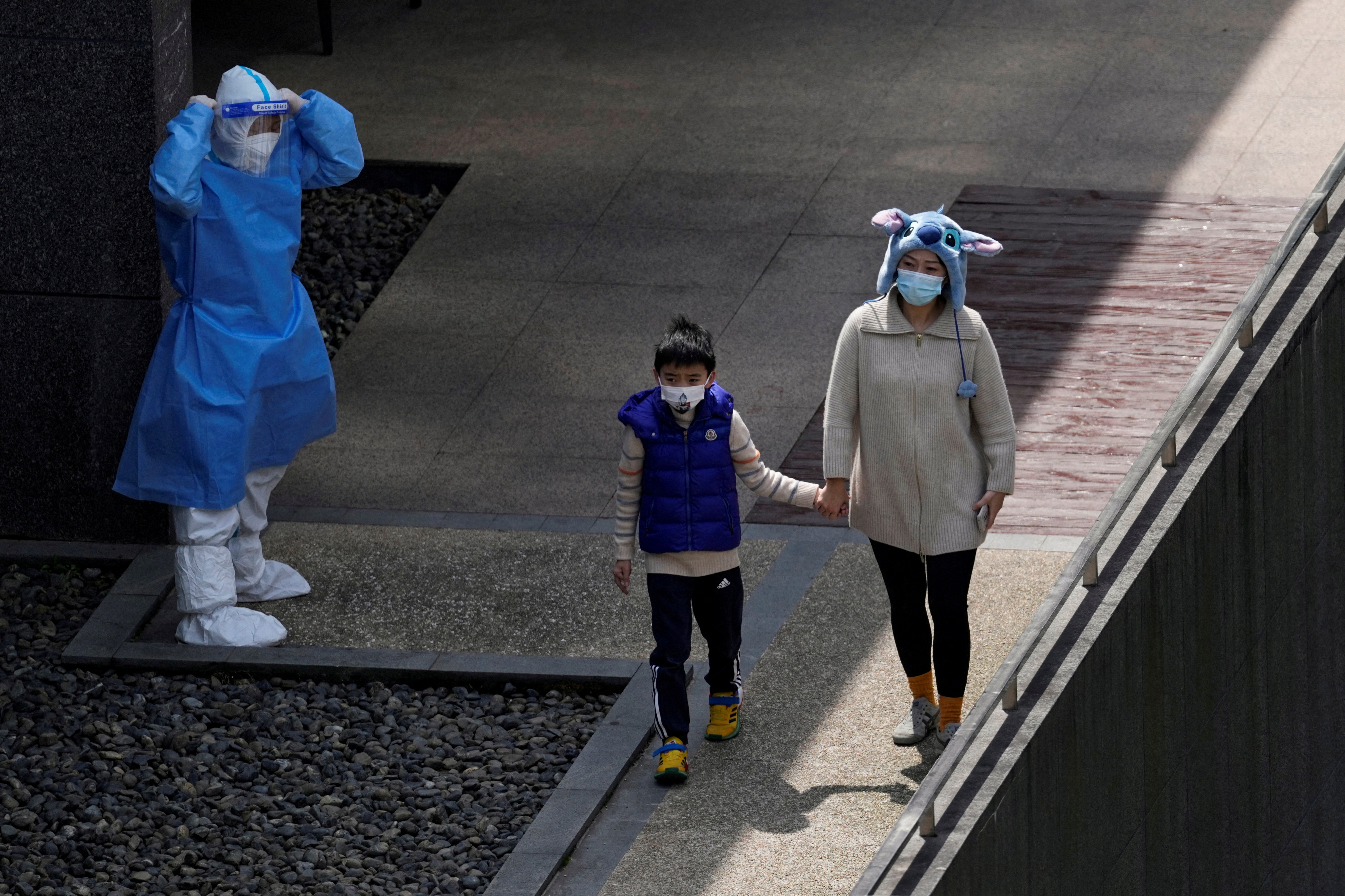 Los residentes hacen cola para someterse a las pruebas de coronavirus en una zona residencial, en Shanghai (REUTERS/Aly Song)