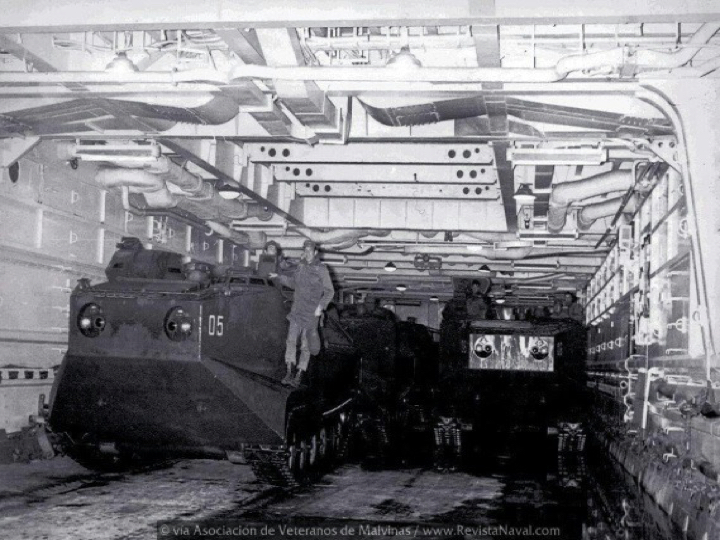 Los  vehículos anfibios usados en el desembarco, en la bodega del Cabo San Antonio. (Gentileza General Brigada  (r) VGM Reyes).