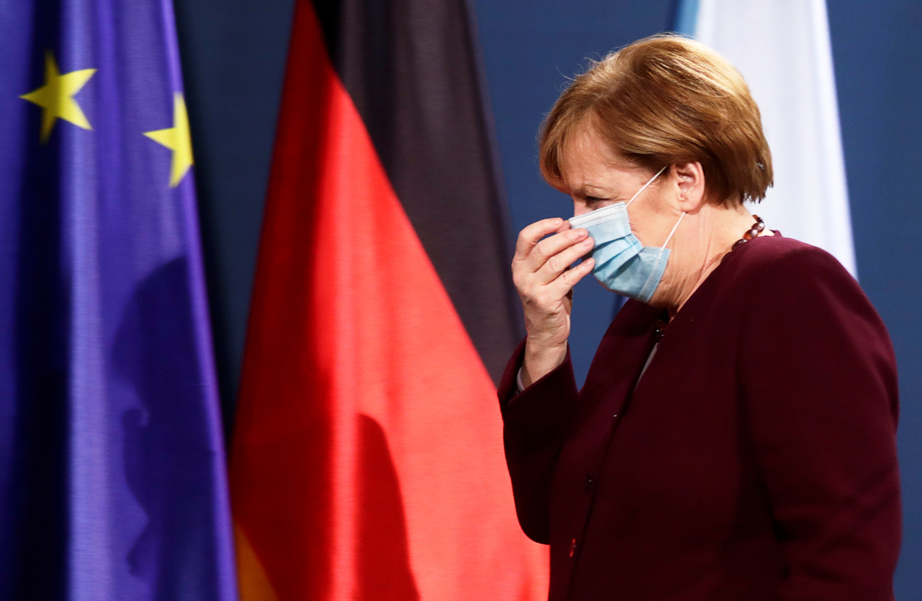 La canciller alemana Angela Merkel después de celebrar una conferencia de prensa conjunta con el ministro de Finanzas Olaf Scholz después de una cumbre virtual del G20, en la Cancillería en Berlín, Alemania, el 22 de noviembre de 2020. (REUTERS/Hannibal Hanschke)