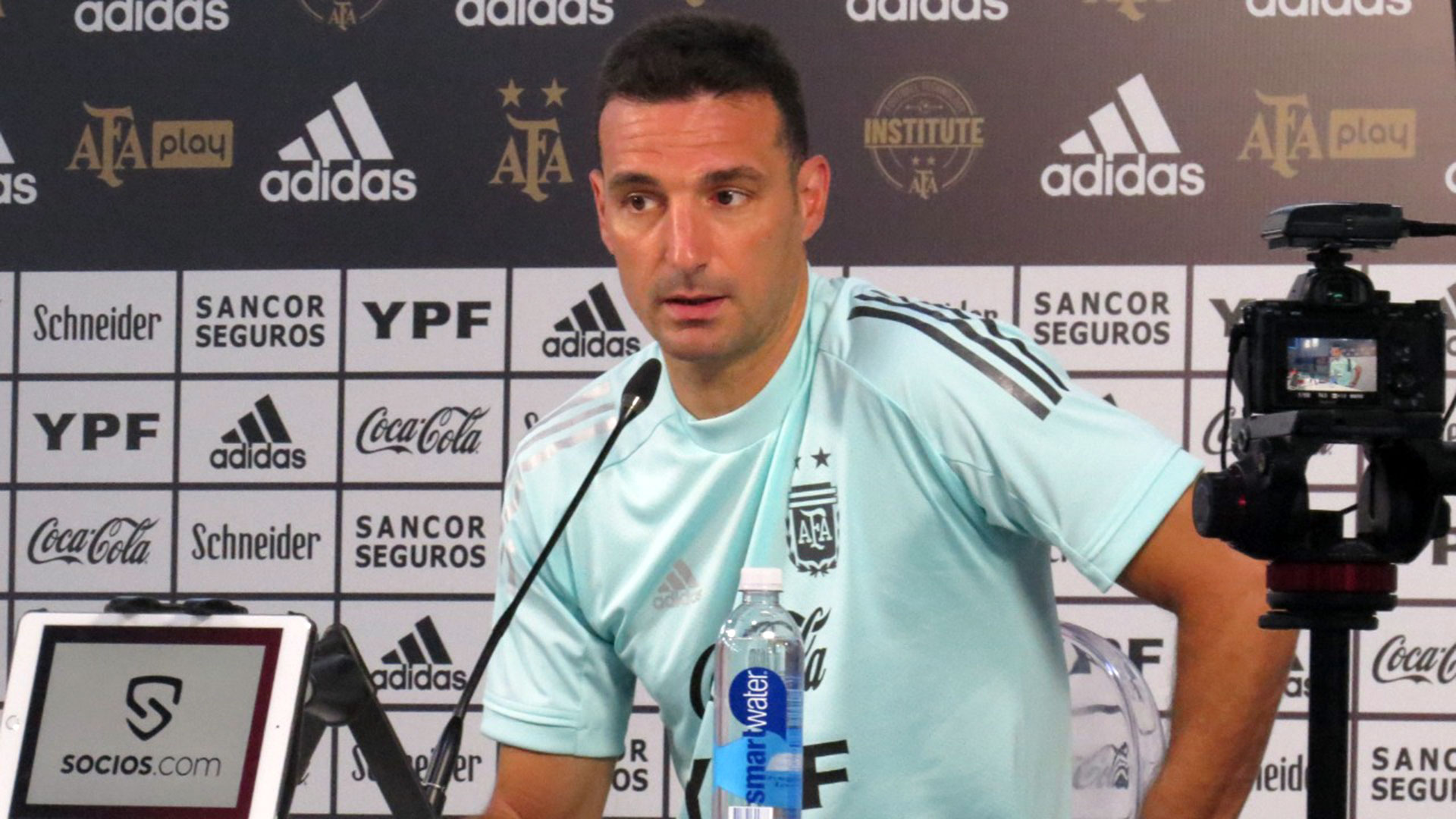 El entrenador se quedará en Buenos Aires junto a Pablo Aimar (Foto: @Argentina)