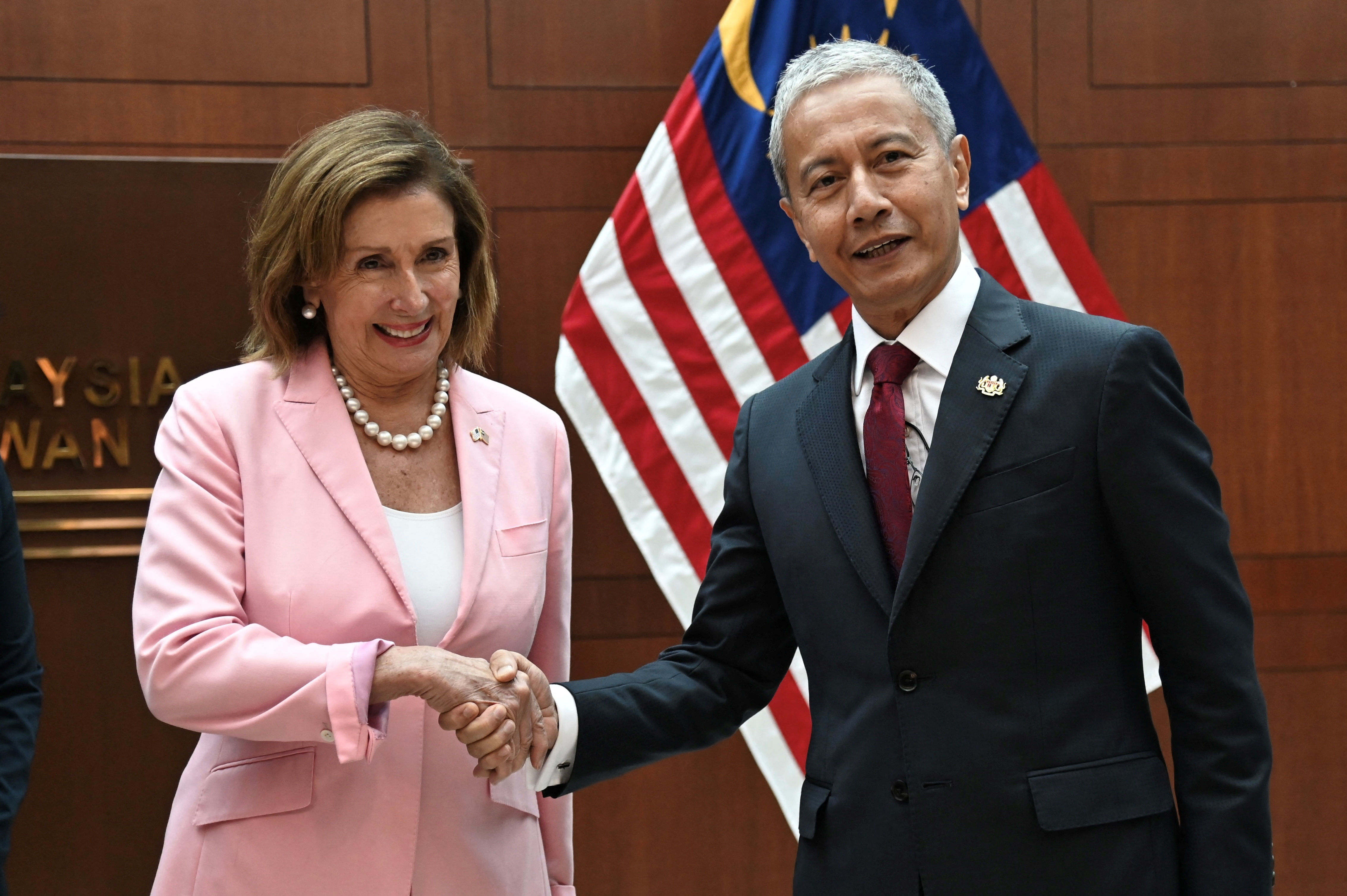 La presidenta de la Cámara de Representantes de los Estados Unidos, Nancy Pelosi, se da la mano con el presidente del Parlamento de Malasia, Azhar Azizan Harun, durante su reunión en las Casas del Parlamento de Malasia en Kuala Lumpur, Malasia