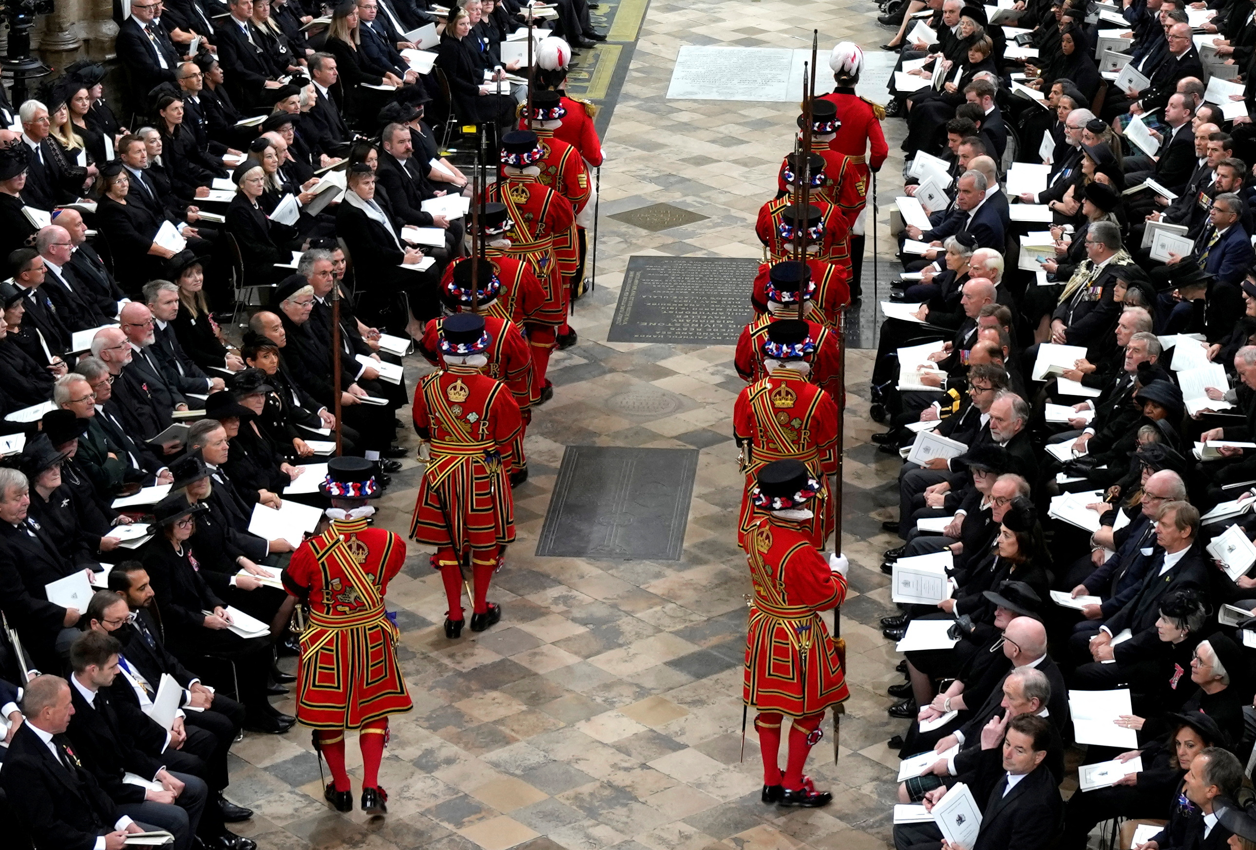 Yeoman de la Guardia llegan para el funeral de estado de la reina Isabel II en la Abadía de Westminster. 