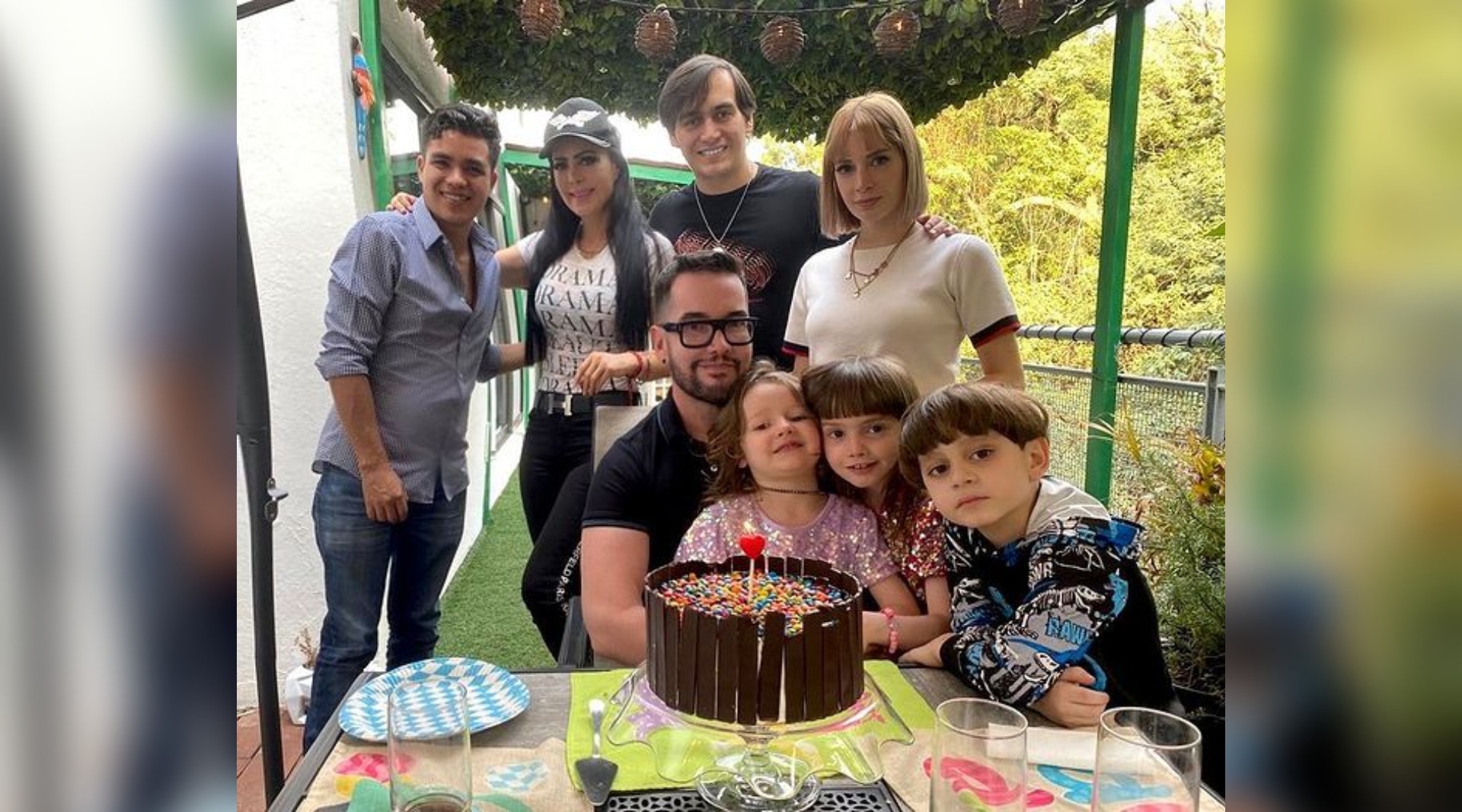 This is the last photo shared on social networks in which Maribel Guardia appeared with her son, Julián Figueroa.  (Instagram/@maribelguardia)