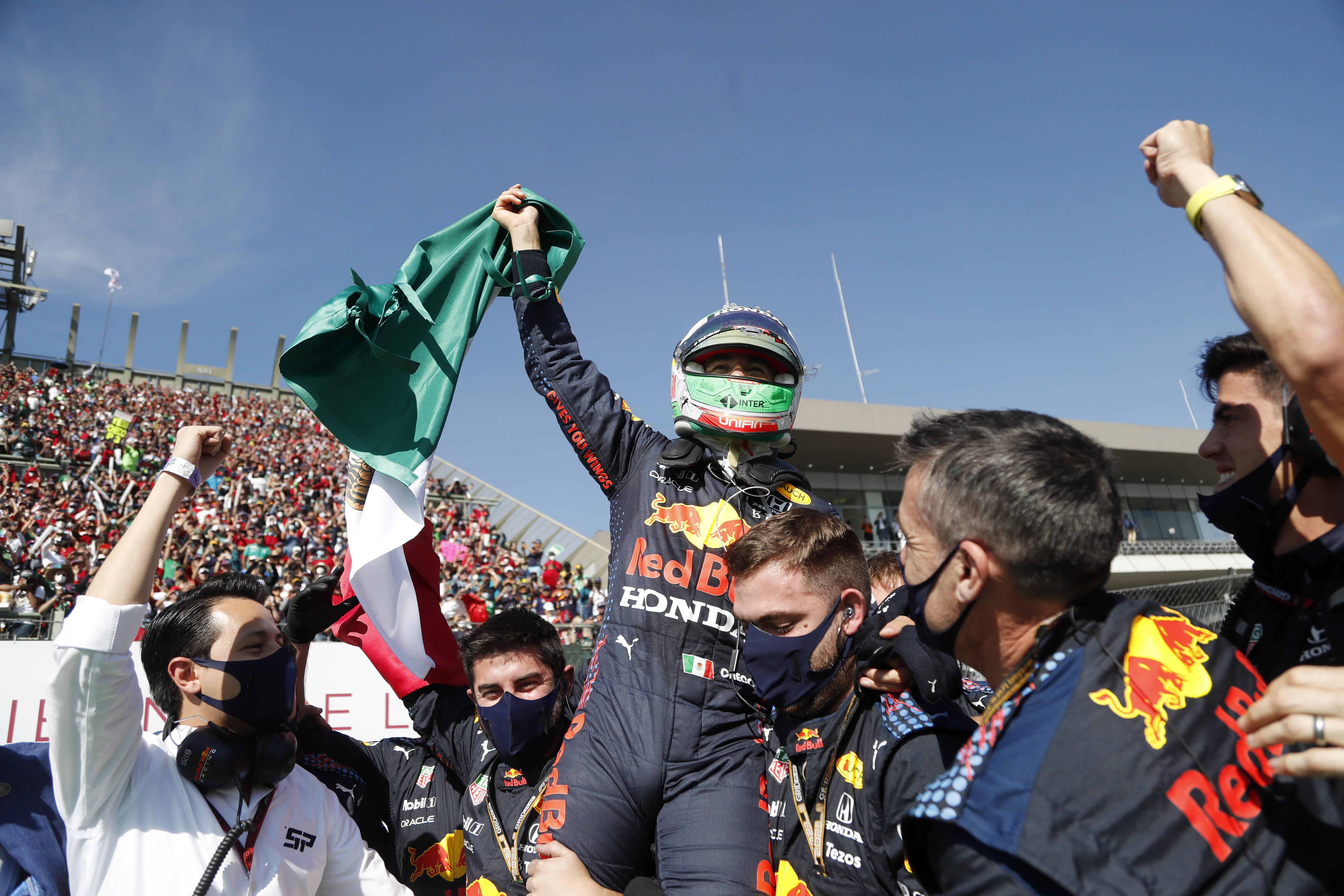 Checo Pérez se convirtió en el primer mexicano que se sube a un podio en su país dentro de la Fórmula 1 (Foto: REUTERS/Francisco Guasco)