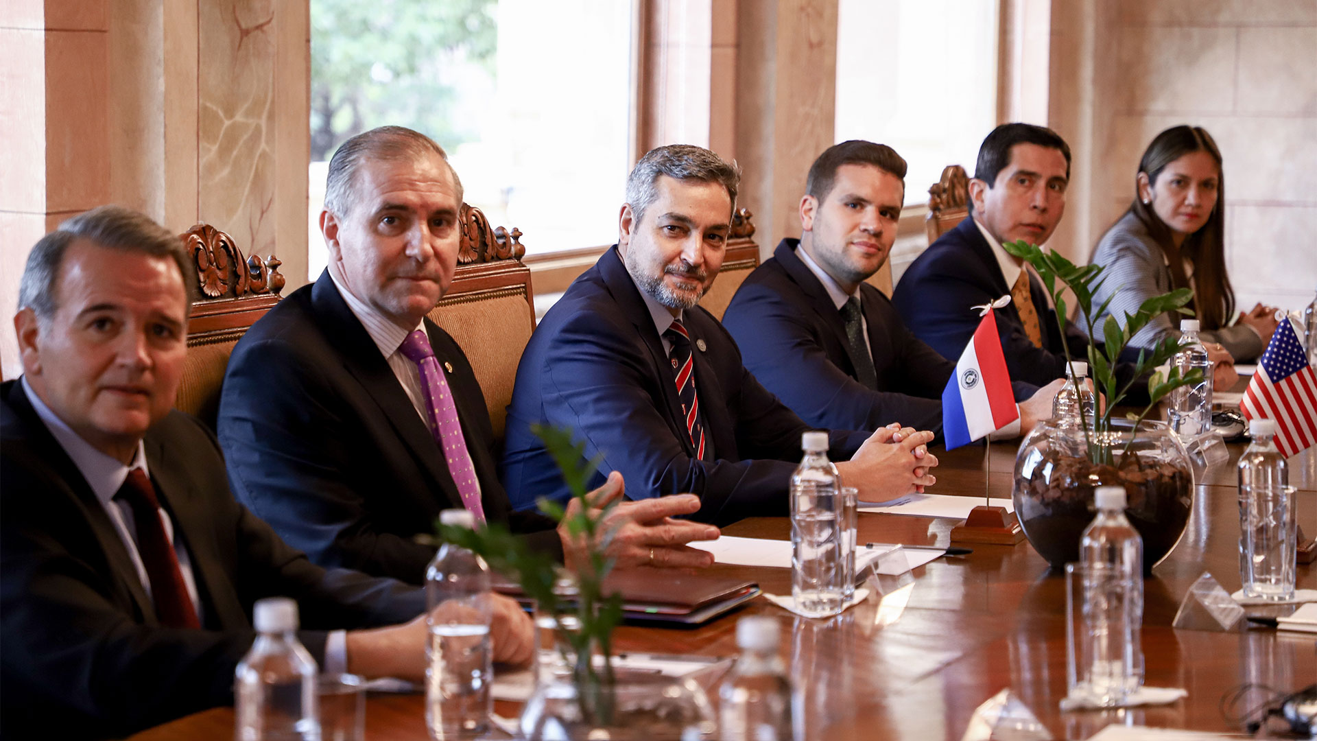 From left to right José Antonio Dos Santos, Deputy Minister of Foreign Affairs;  Julio Arriola, Minister of Foreign Affairs;  Mario Abdo Benítez, president of Paraguay;  Hernán Huttemann, Secretary General and Chief of the Civil Cabinet, and Federico González, Minister of the Interior, participate in a meeting with a delegation of congressmen from the United States (EFE/Nathalia Aguilar)