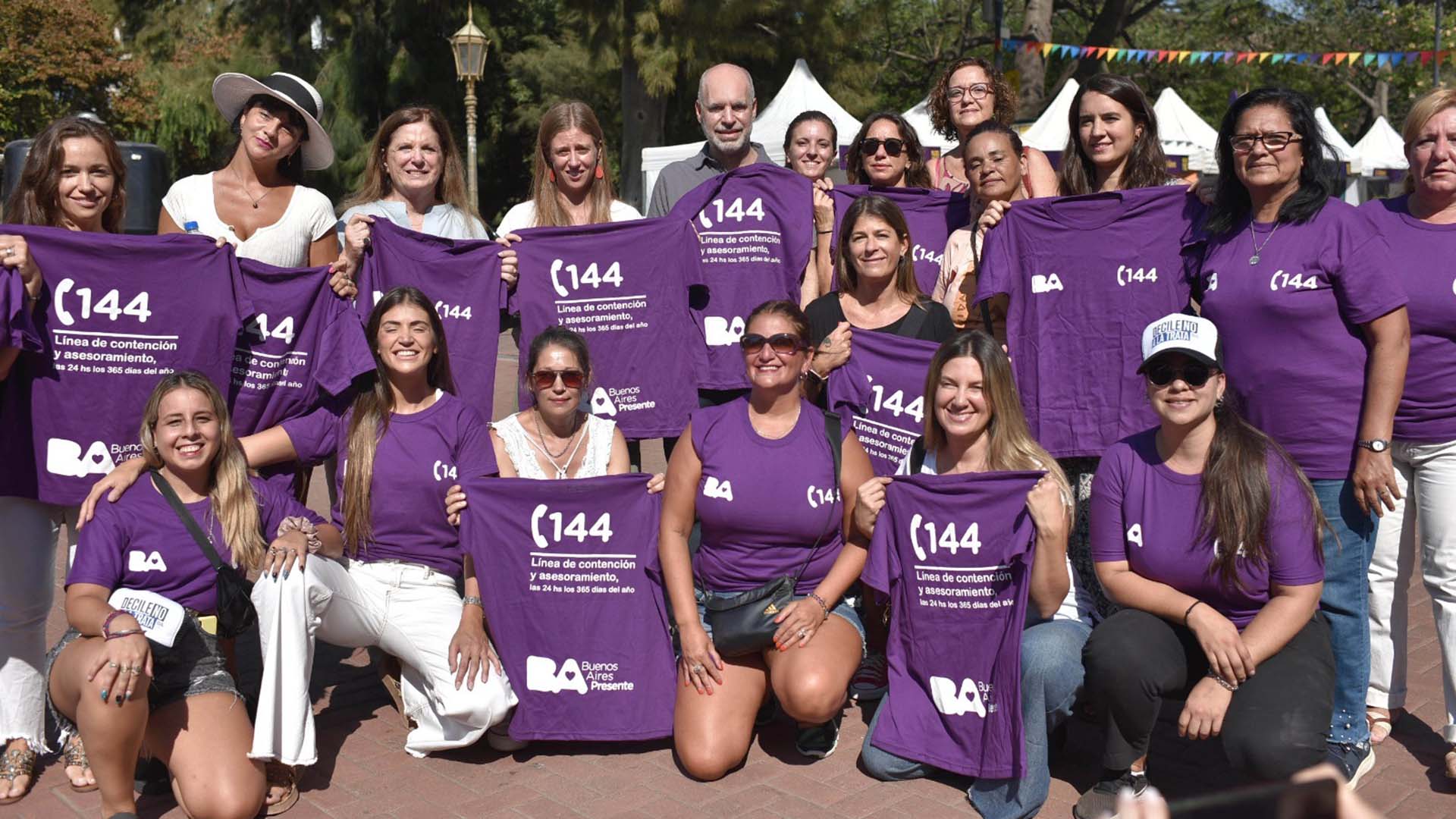 Rodríguez Larreta posa junto a la ministra María Migliore y promotoras de la línea 144 para la atención de las víctimas de violencia de género
