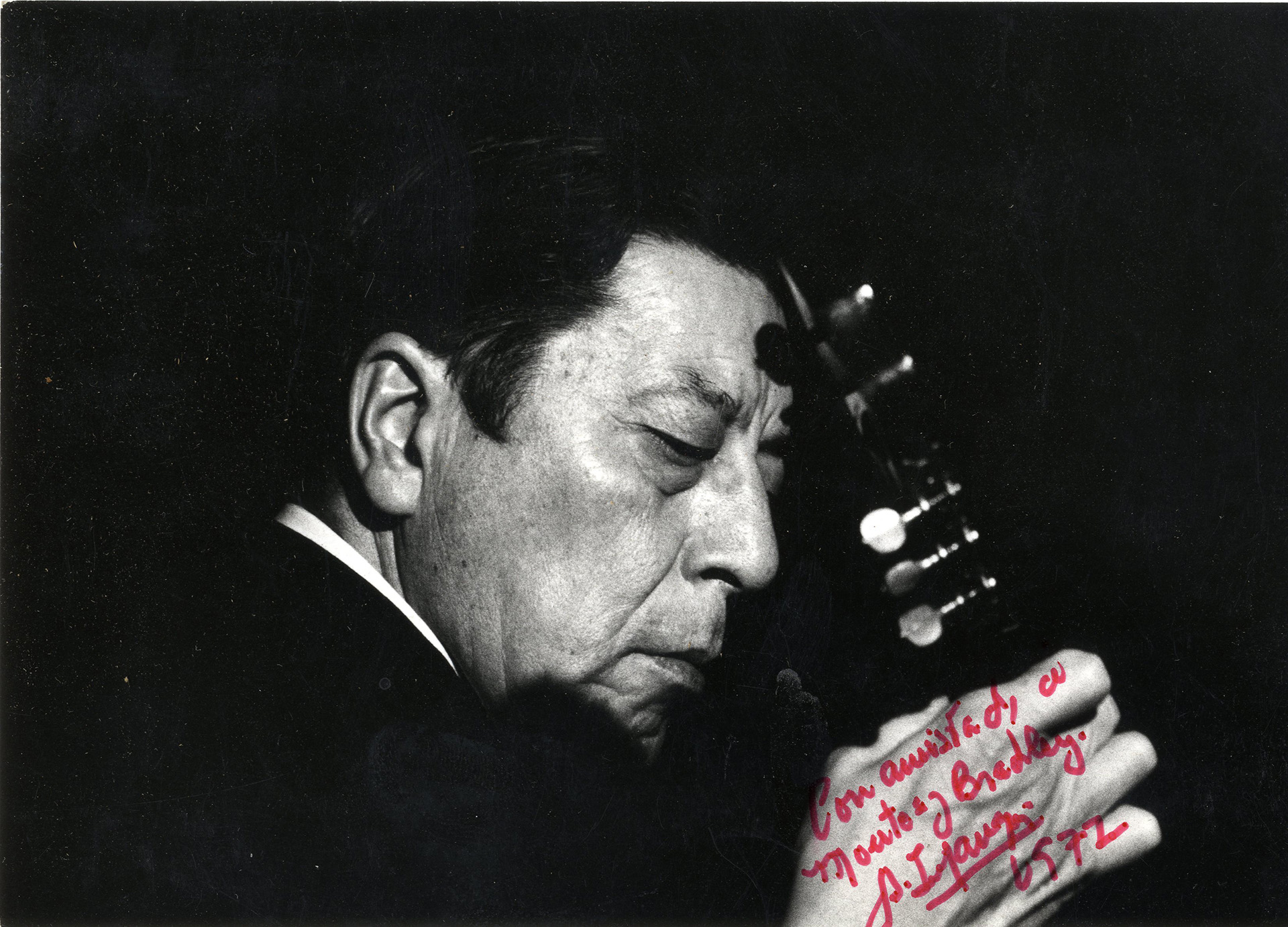 Atahualpa Yupanqui en una foto de Jaen Pierre Leloir, firmada y dedicada a Ricardo Ernesto Montes i Bradley (Cortesía de Alejandro Guillermet)