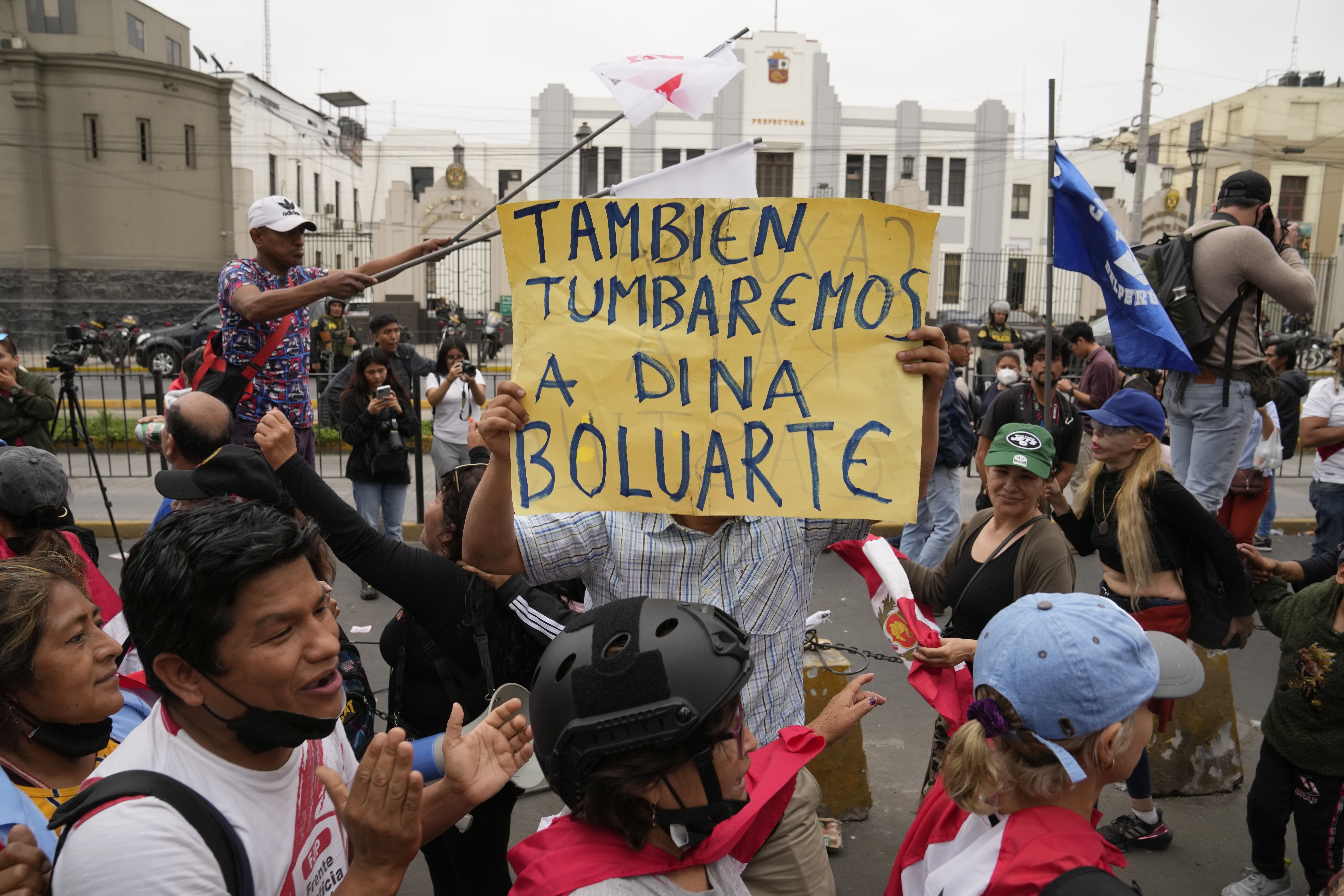 En medio de la turbulencia política en Perú, Dina Boluarte inició su gobierno sin el apoyo del Parlamento