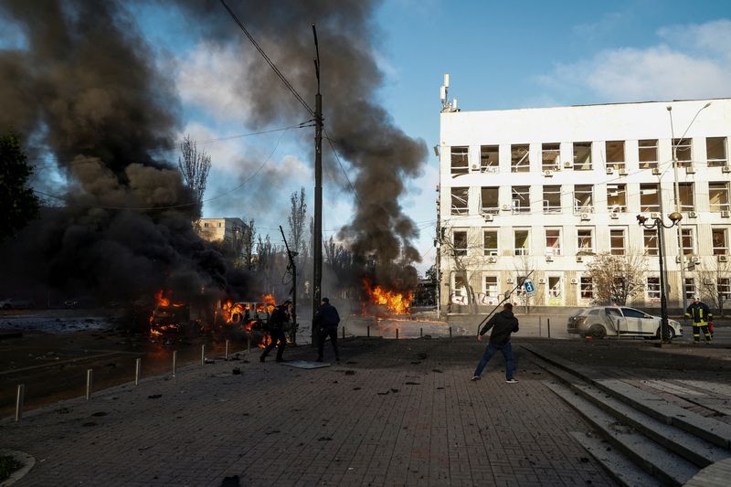 Foto de archivo: Autos en llamas tras el ataque con misiles de Rusia en Kiev (REUTERS/Valentyn Ogirenko)