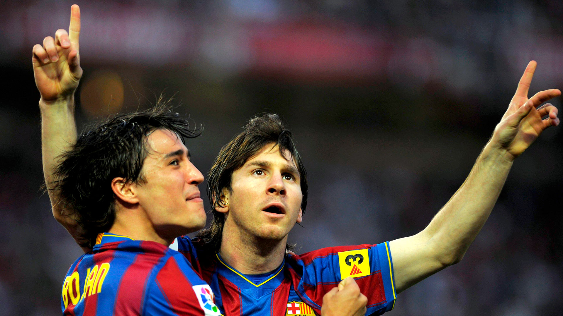 Lionel Messi celebra con su compañero en el Barcelona, Bojan Krkic, tras un encuentro ante el Sevilla disputado en el estadio Ramón Sánchez Pizjuan el 8 de mayo de 2010 (AFP PHOTO / JORGE GUERRERO)