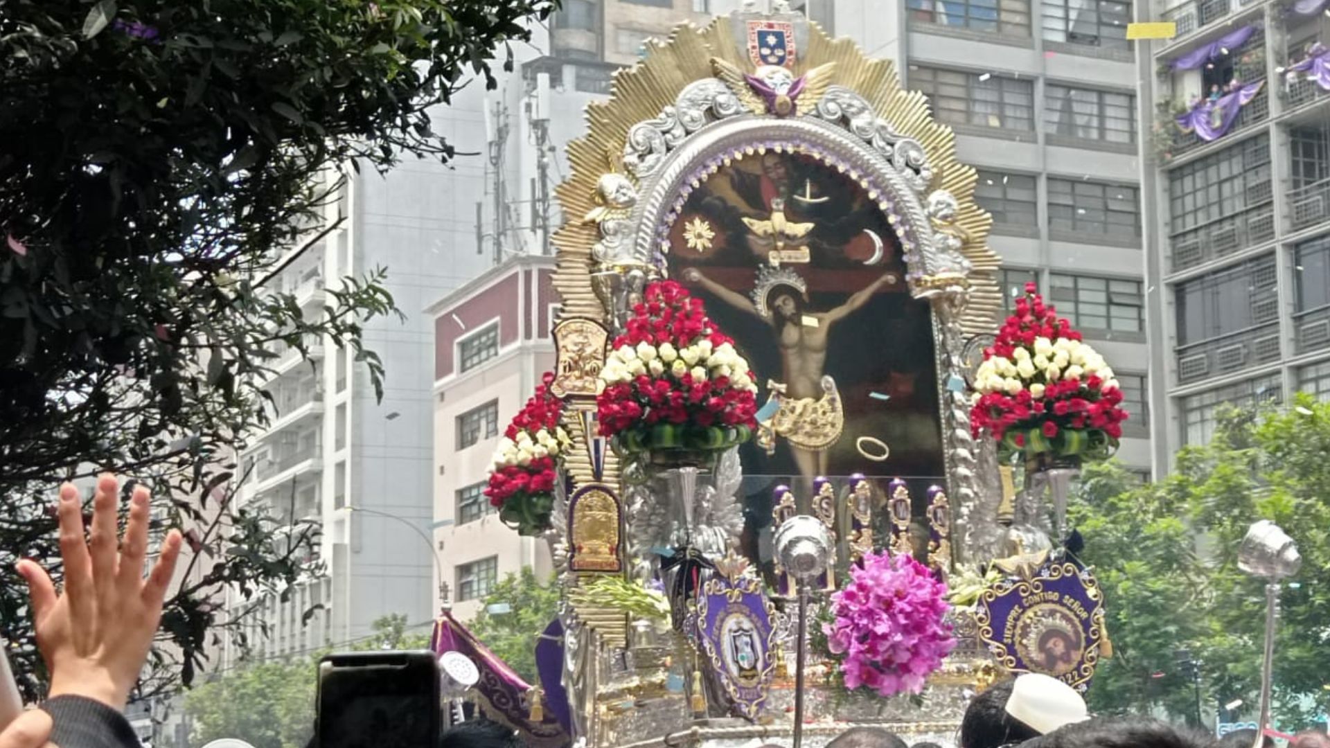 El Señor de los Milagros recorre las calles del centro de Lima. (Infobae)