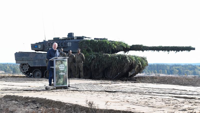 El canciller alemán, Olaf Scholz, pronuncia un discurso frente a un tanque Leopard 2 durante una visita en octubre a una base militar del ejército alemán Bundeswehr en Bergen, Alemania. REUTERS/Fabian Bimmer