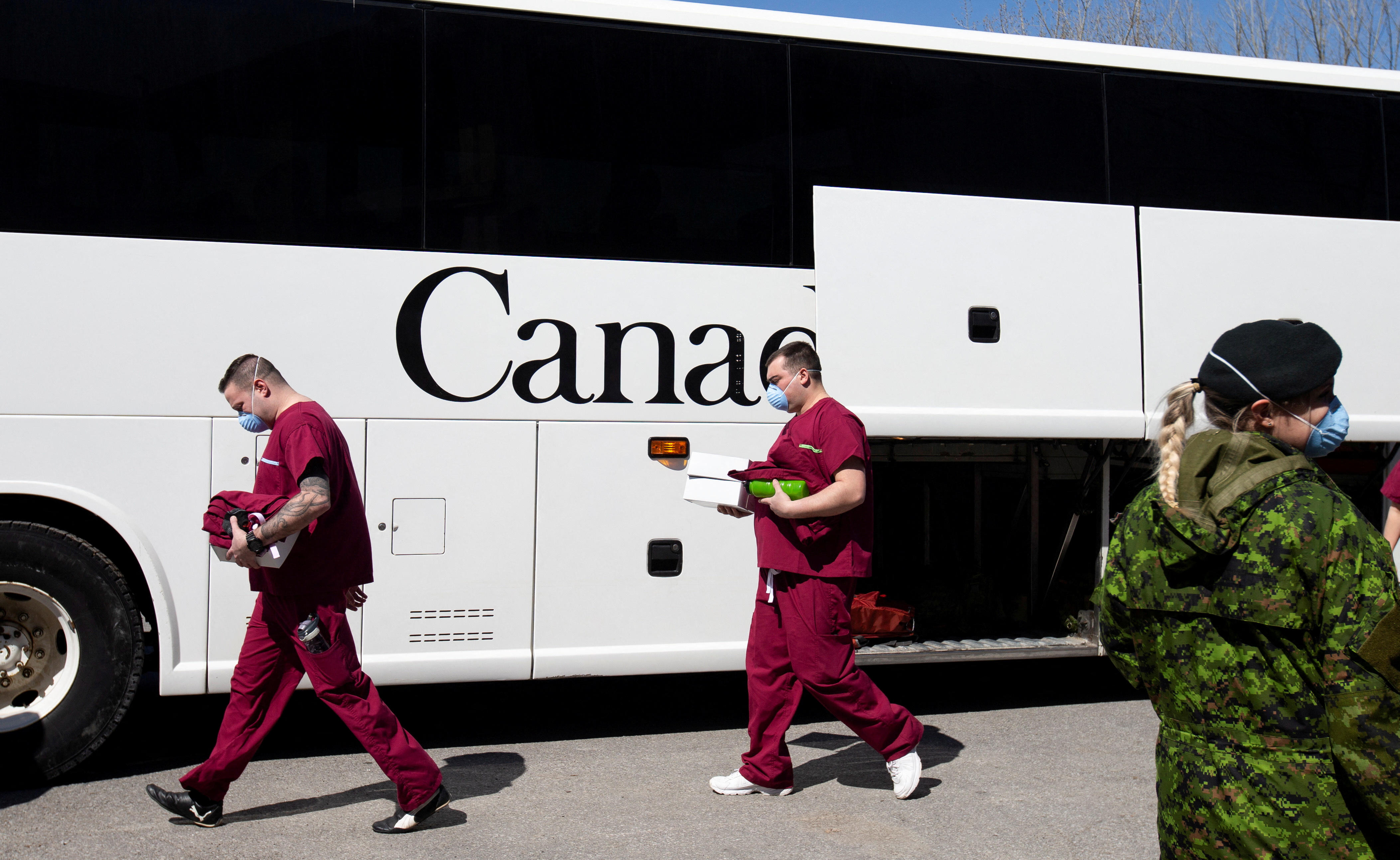 Un autobús con personal militar de las Fuerzas Armadas de Canadá colabora con la campaña de vacunación en Montreal, Quebec, Canadá  (REUTERS/Christinne Muschi/File Photo)