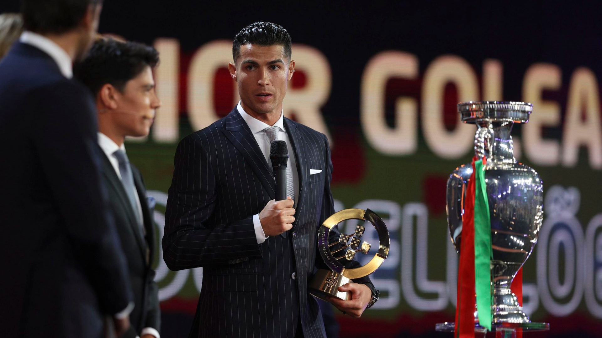 Cristiano Ronaldo recebendo o prêmio Quinas de Ouro 2022.  (Internet)