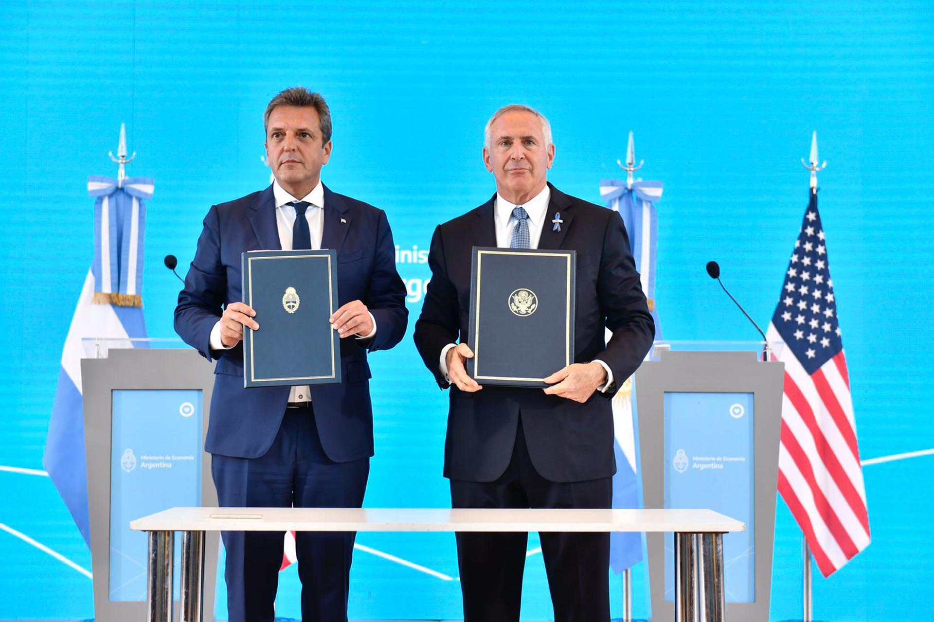 El ministro de Economía Sergio Massa y el embajador Marc Stanley firmaron un acuerdo para la implementación de la Ley de Cumplimiento Fiscal de Cuentas Extranjeras