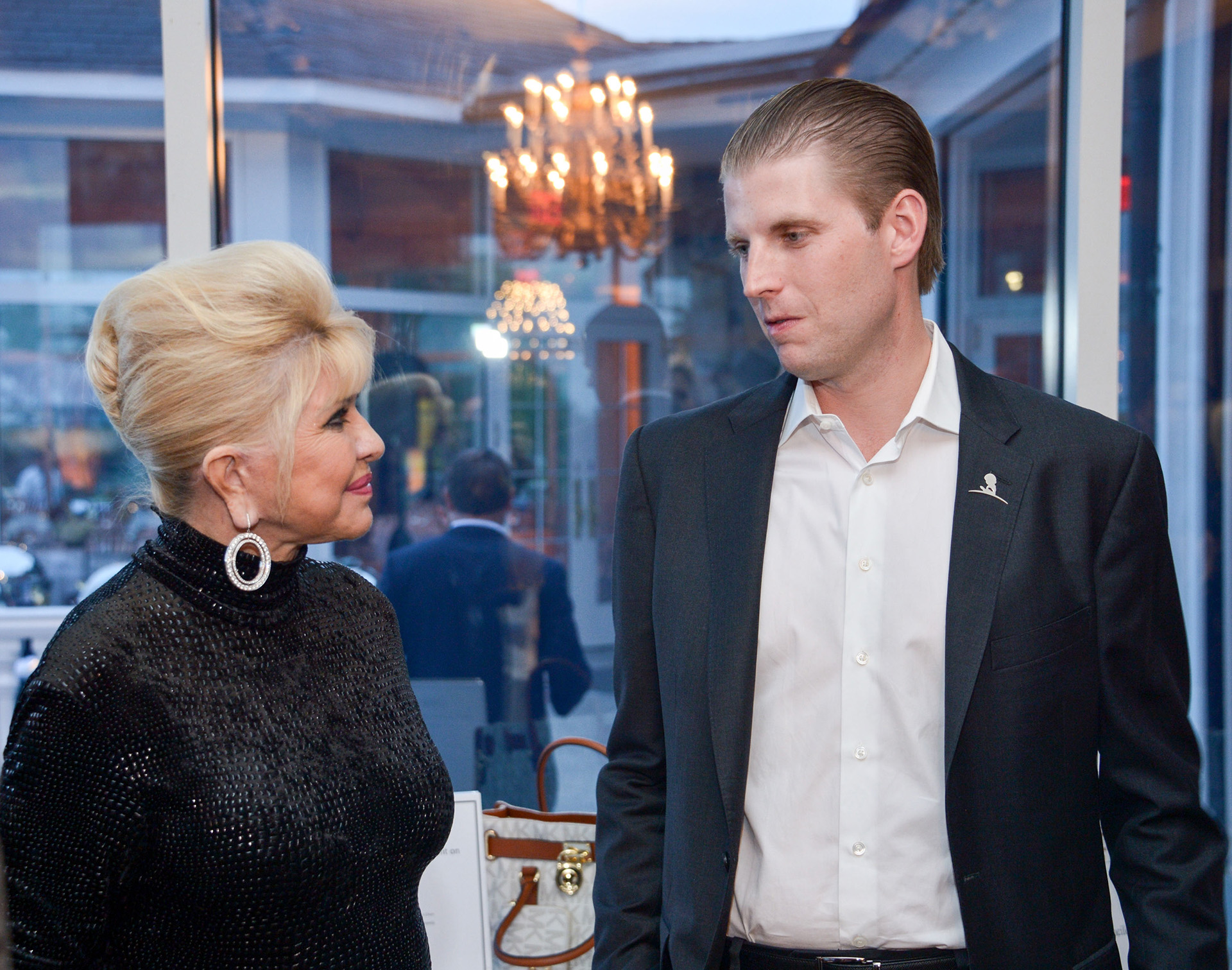 Ivana Trump y Eric Trump asisten a la novena subasta y cena anual de golf de la Fundación Eric Trump  (Grant Lamos IV/Getty Images)